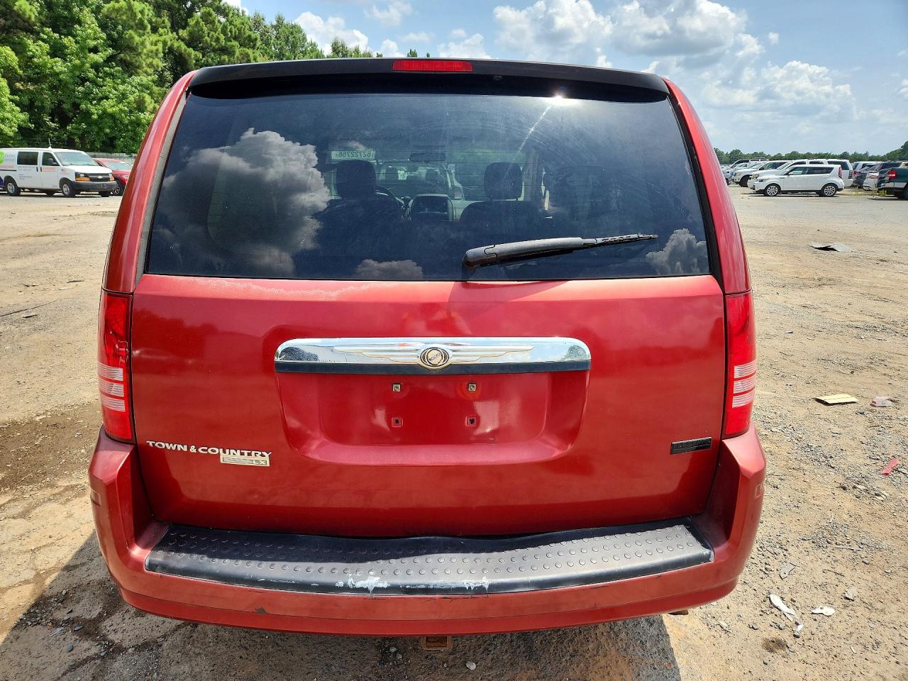 2008 Chrysler Town & Country Lx Красный vin: 2A8HR44HX8R799392