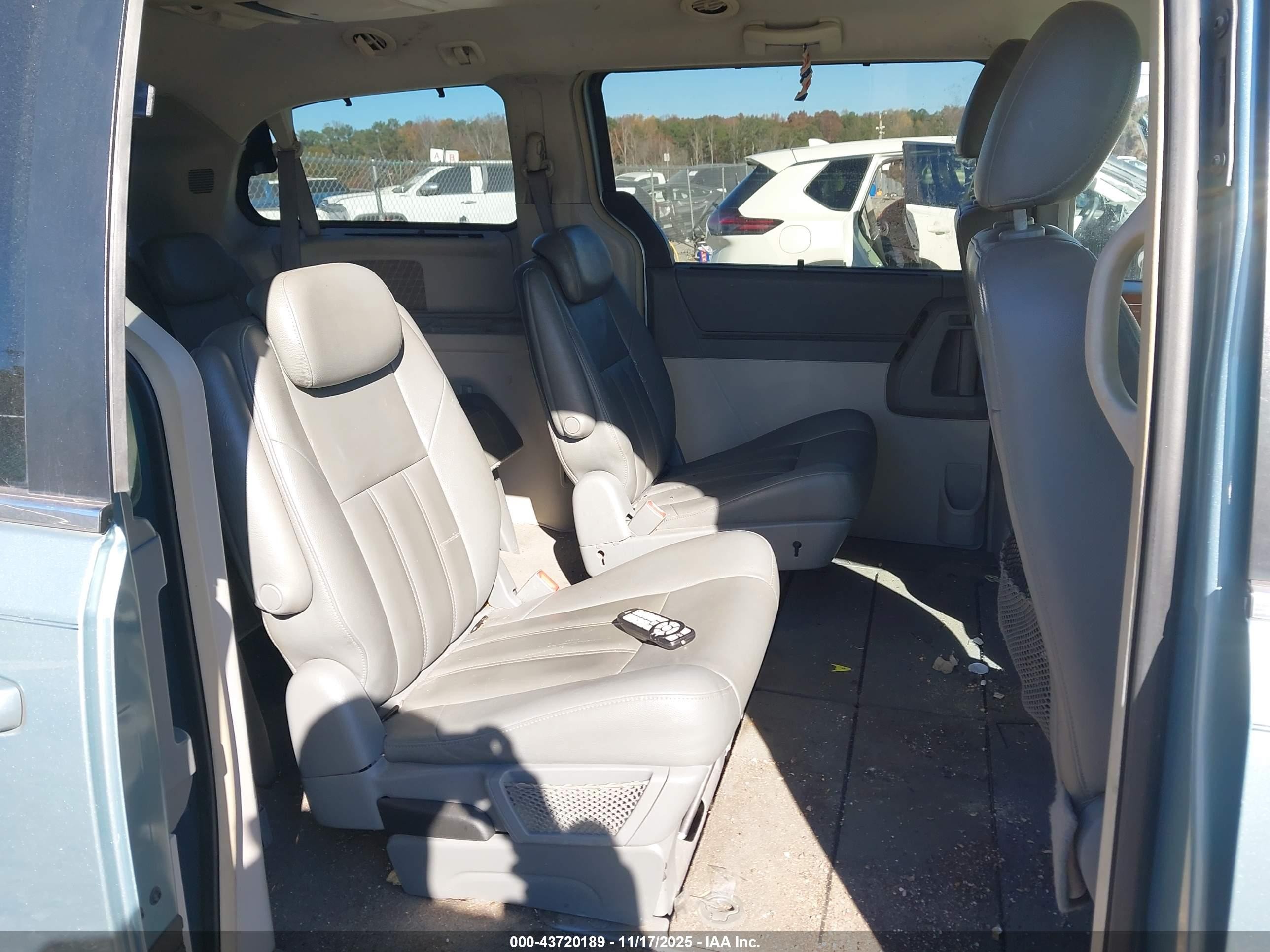 2009 Chrysler Town & Country Touring Teal vin: 2A8HR54109R505492