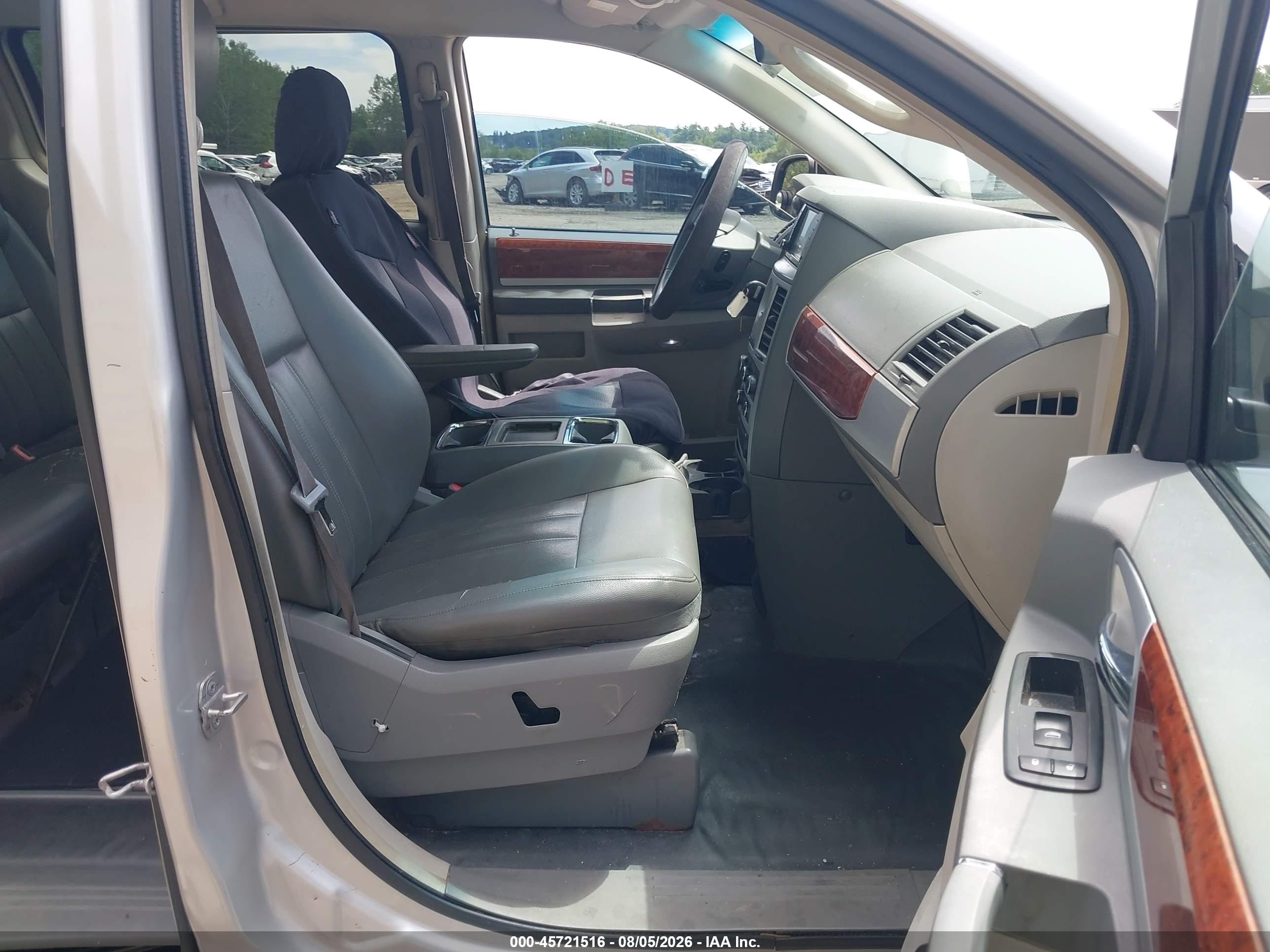 2009 Chrysler Town & Country Touring Silver vin: 2A8HR54109R522423
