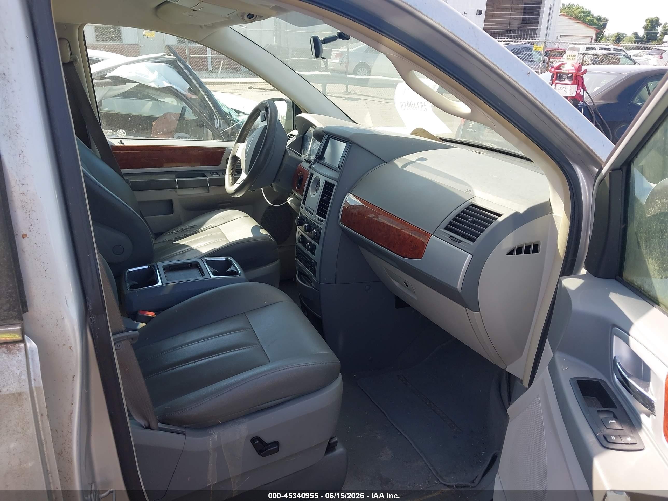 2009 Chrysler Town & Country Touring Silver vin: 2A8HR54109R553364