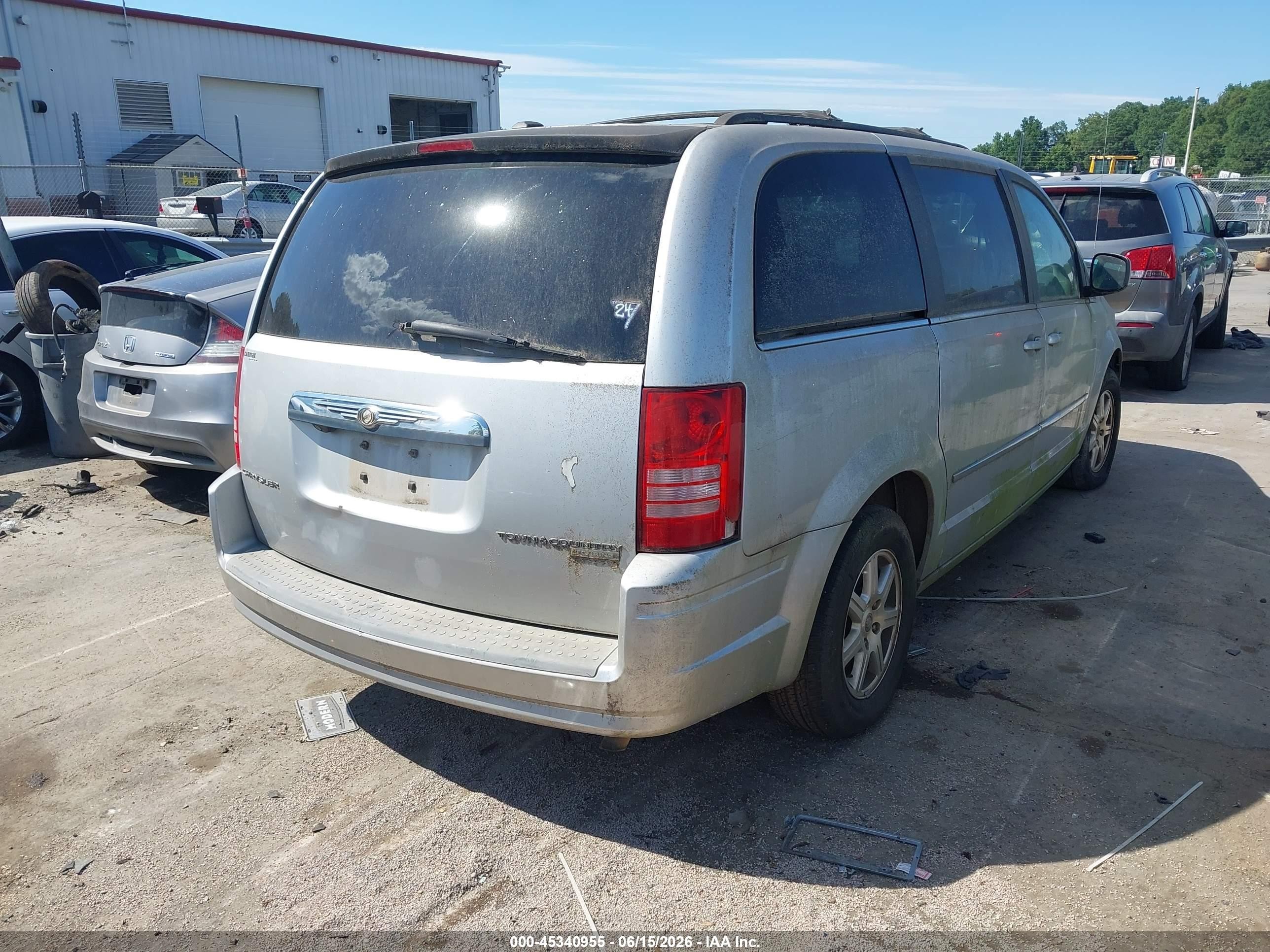 2009 Chrysler Town & Country Touring Silver vin: 2A8HR54109R553364