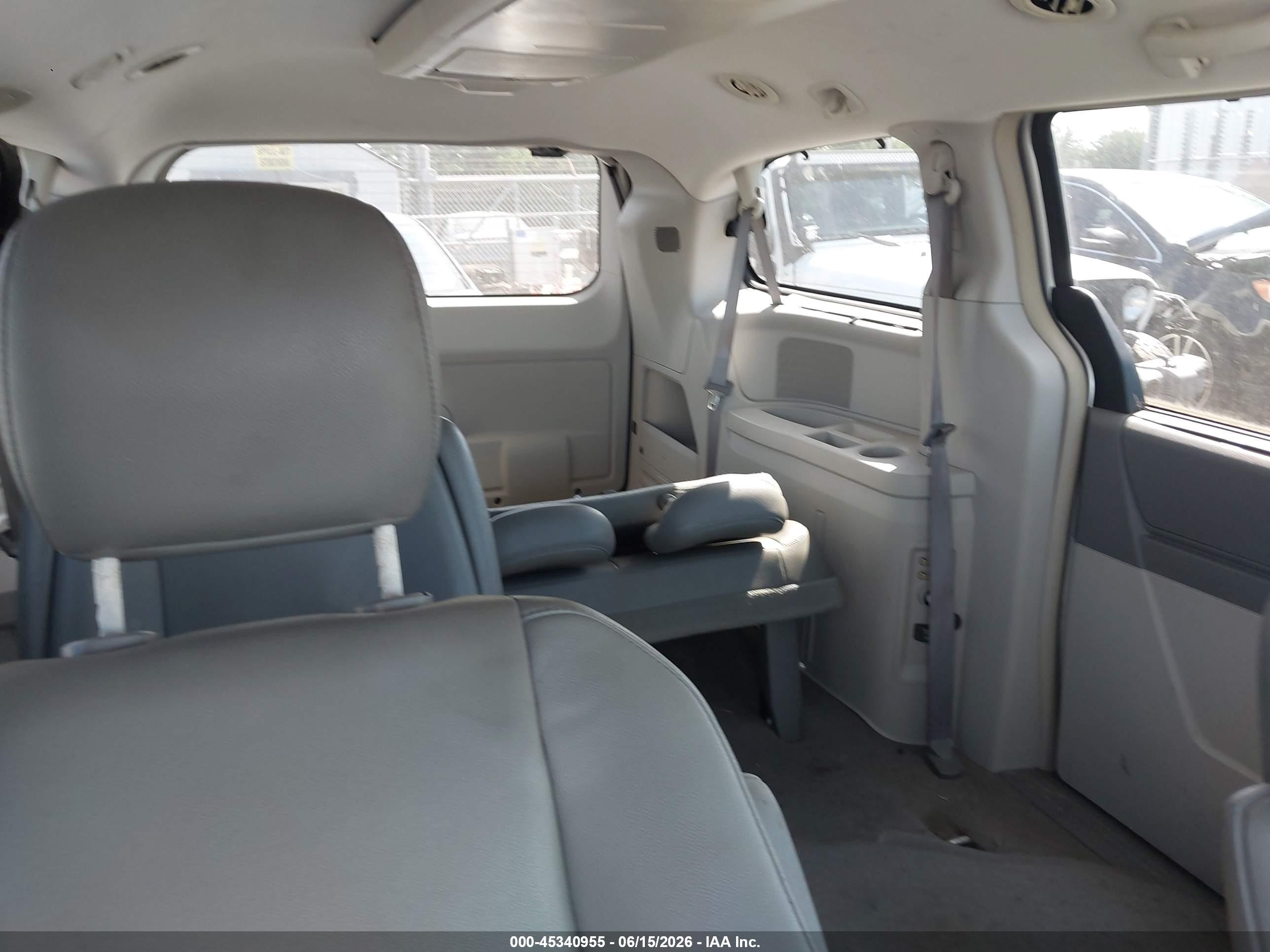 2009 Chrysler Town & Country Touring Silver vin: 2A8HR54109R553364
