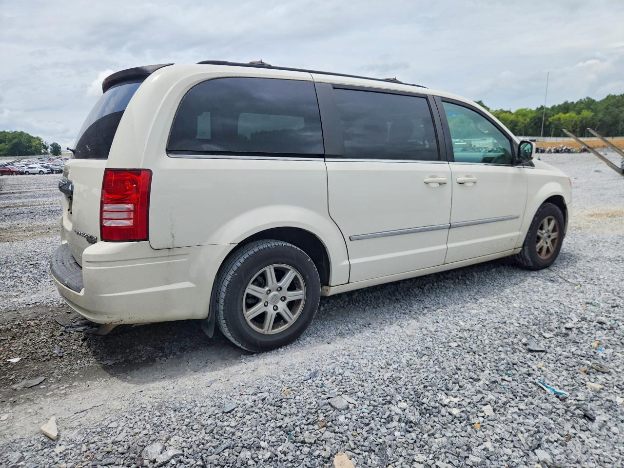2009 Chrysler Town & Country Touring White vin: 2A8HR54109R569709