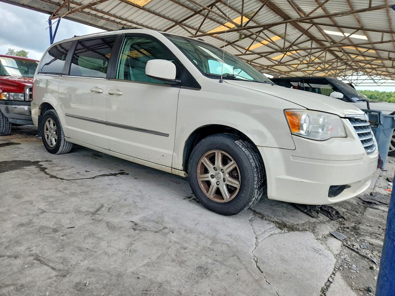2009 Chrysler Town & Country Touring White vin: 2A8HR54109R569709