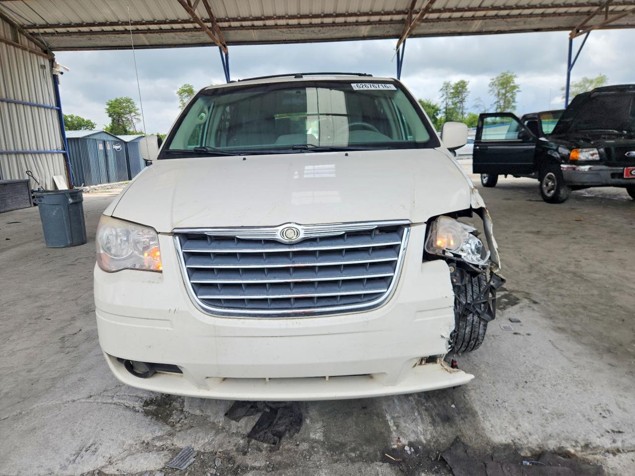 2009 Chrysler Town & Country Touring White vin: 2A8HR54109R569709