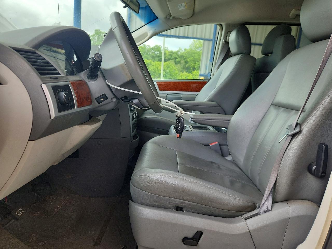2009 Chrysler Town & Country Touring White vin: 2A8HR54109R569709