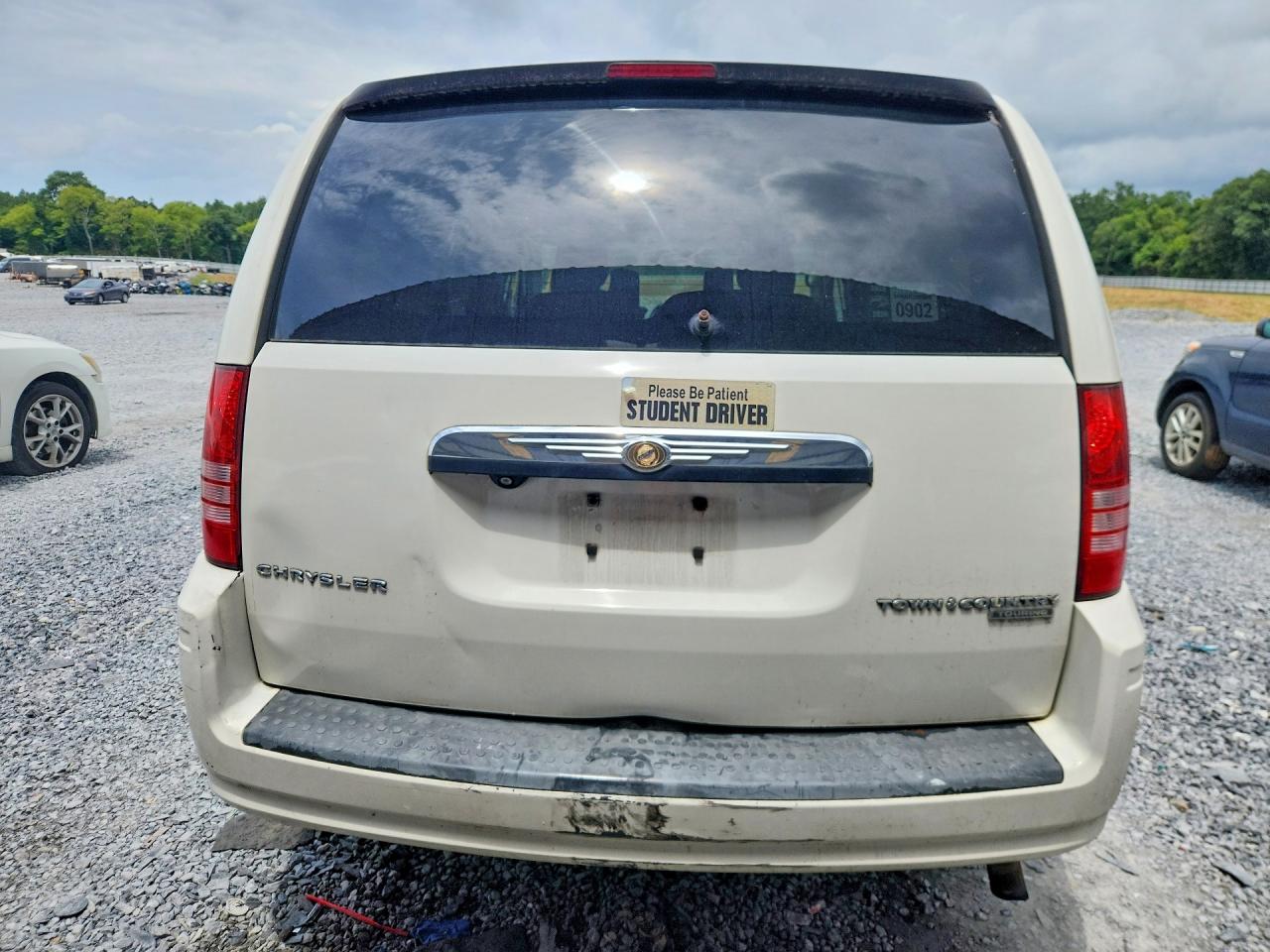 2009 Chrysler Town & Country Touring White vin: 2A8HR54109R569709