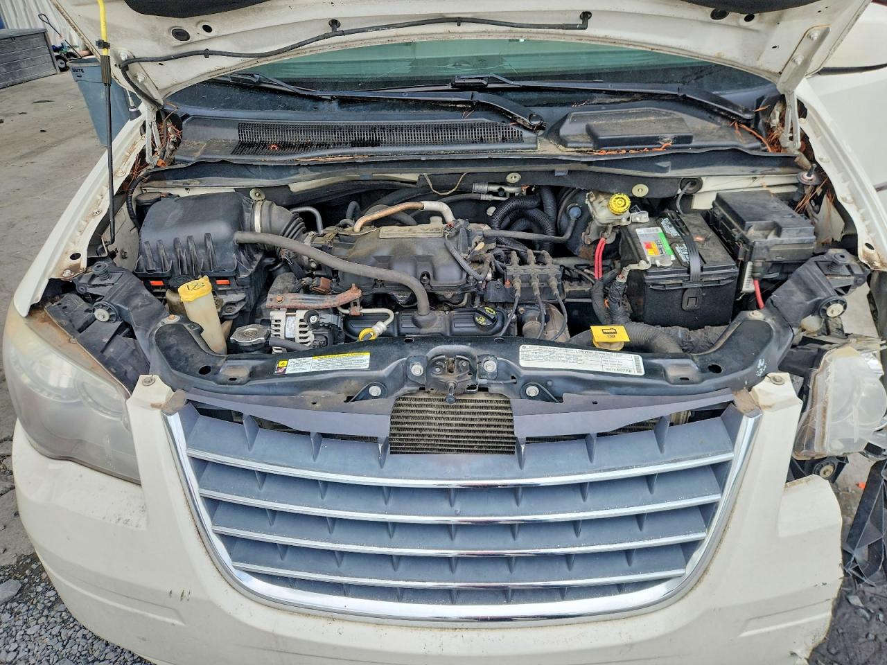 2009 Chrysler Town & Country Touring White vin: 2A8HR54109R569709