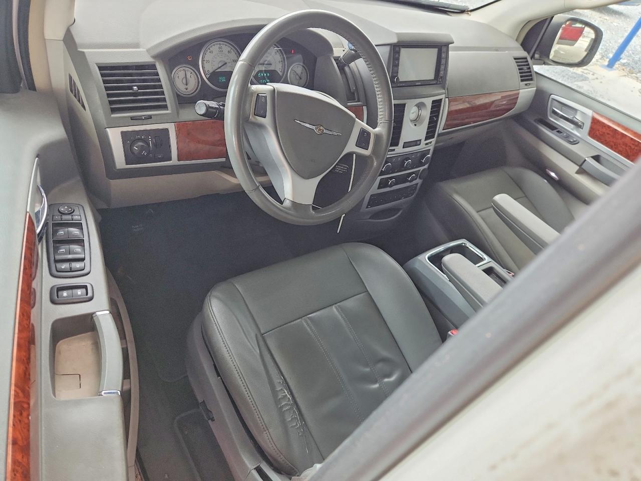 2009 Chrysler Town & Country Touring White vin: 2A8HR54109R569709