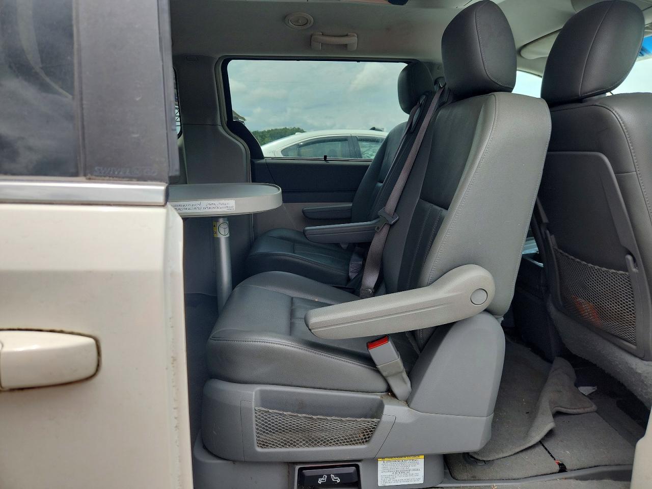 2009 Chrysler Town & Country Touring White vin: 2A8HR54109R569709