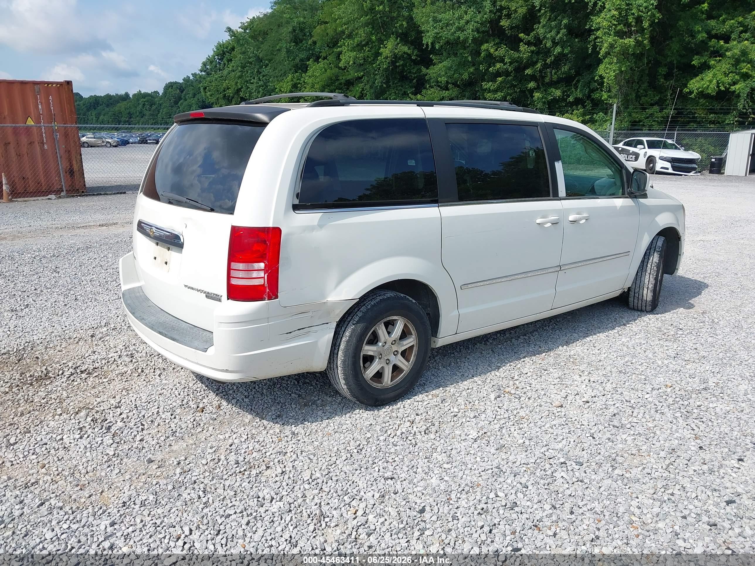 2009 Chrysler Town & Country Touring White vin: 2A8HR54109R609061