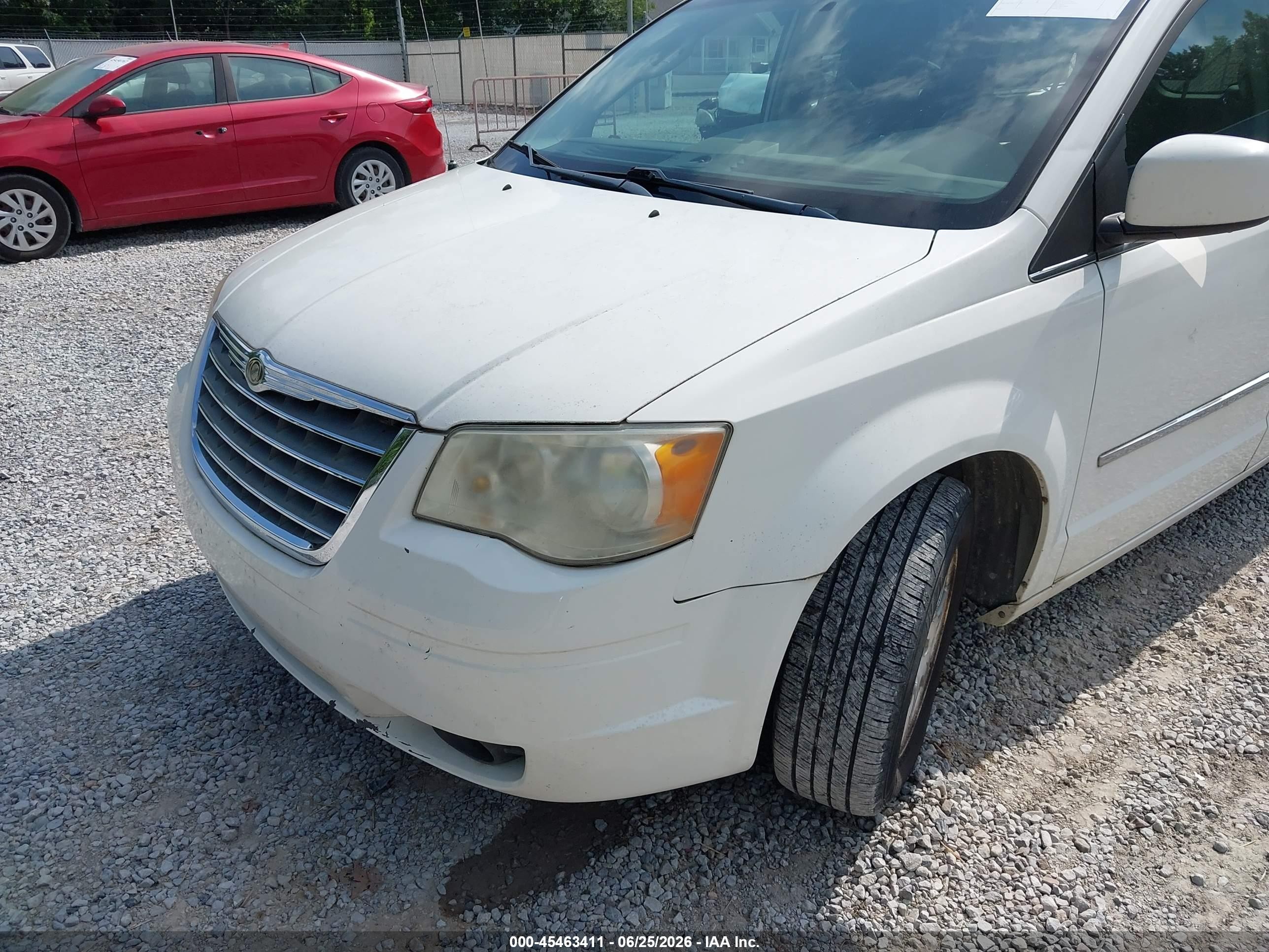 2009 Chrysler Town & Country Touring White vin: 2A8HR54109R609061