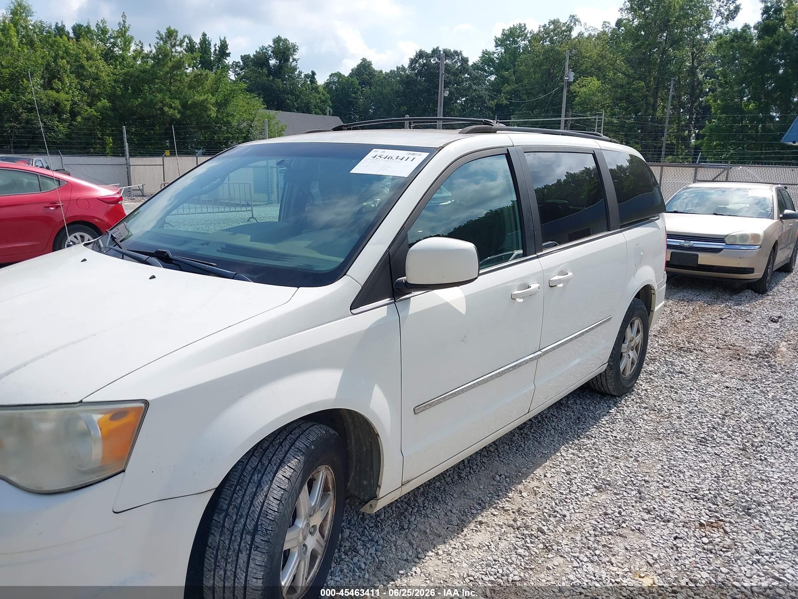2009 Chrysler Town & Country Touring White vin: 2A8HR54109R609061