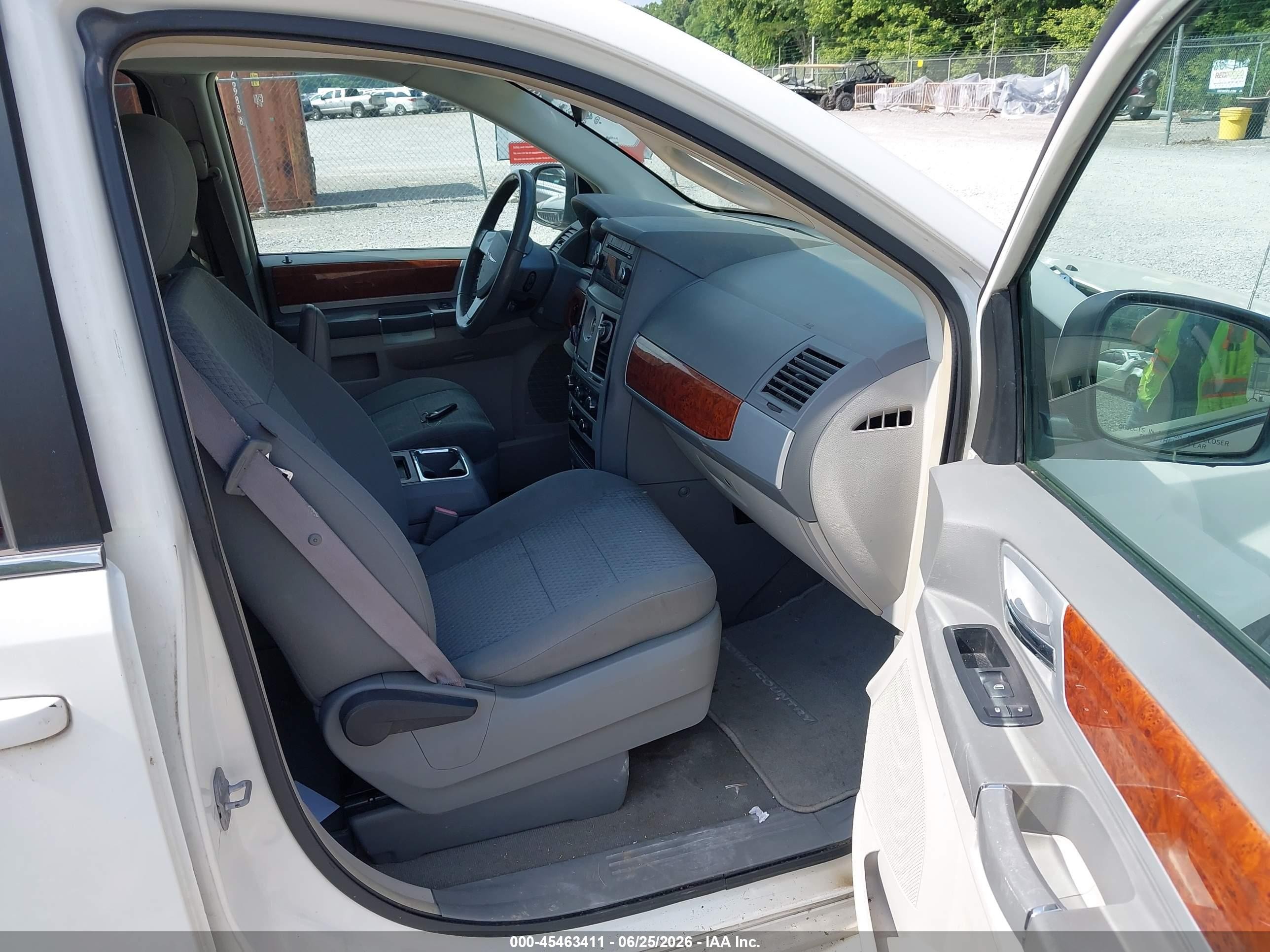 2009 Chrysler Town & Country Touring White vin: 2A8HR54109R609061