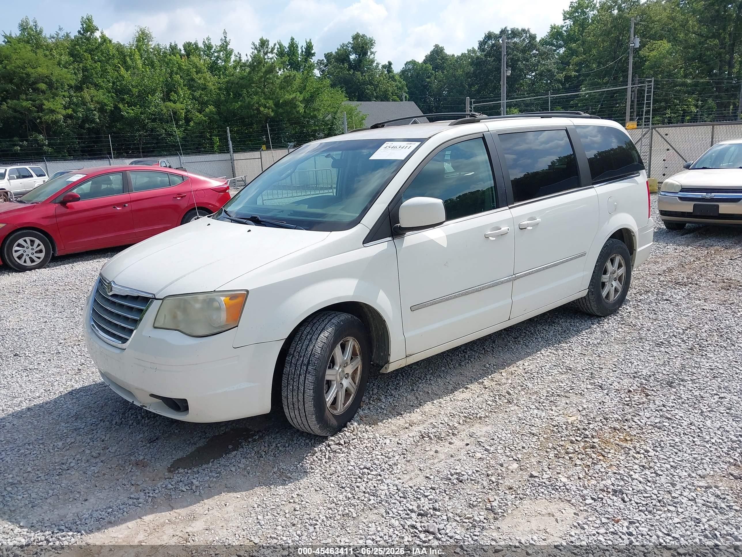 2009 Chrysler Town & Country Touring White vin: 2A8HR54109R609061