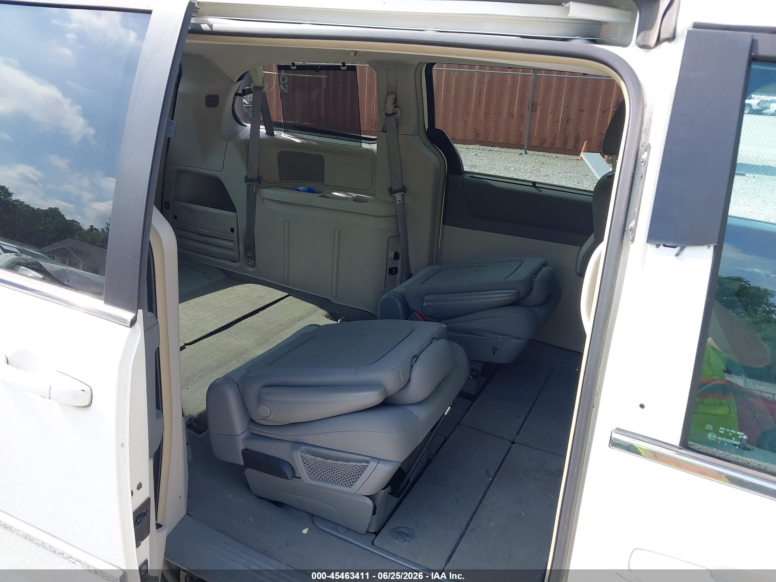 2009 Chrysler Town & Country Touring White vin: 2A8HR54109R609061