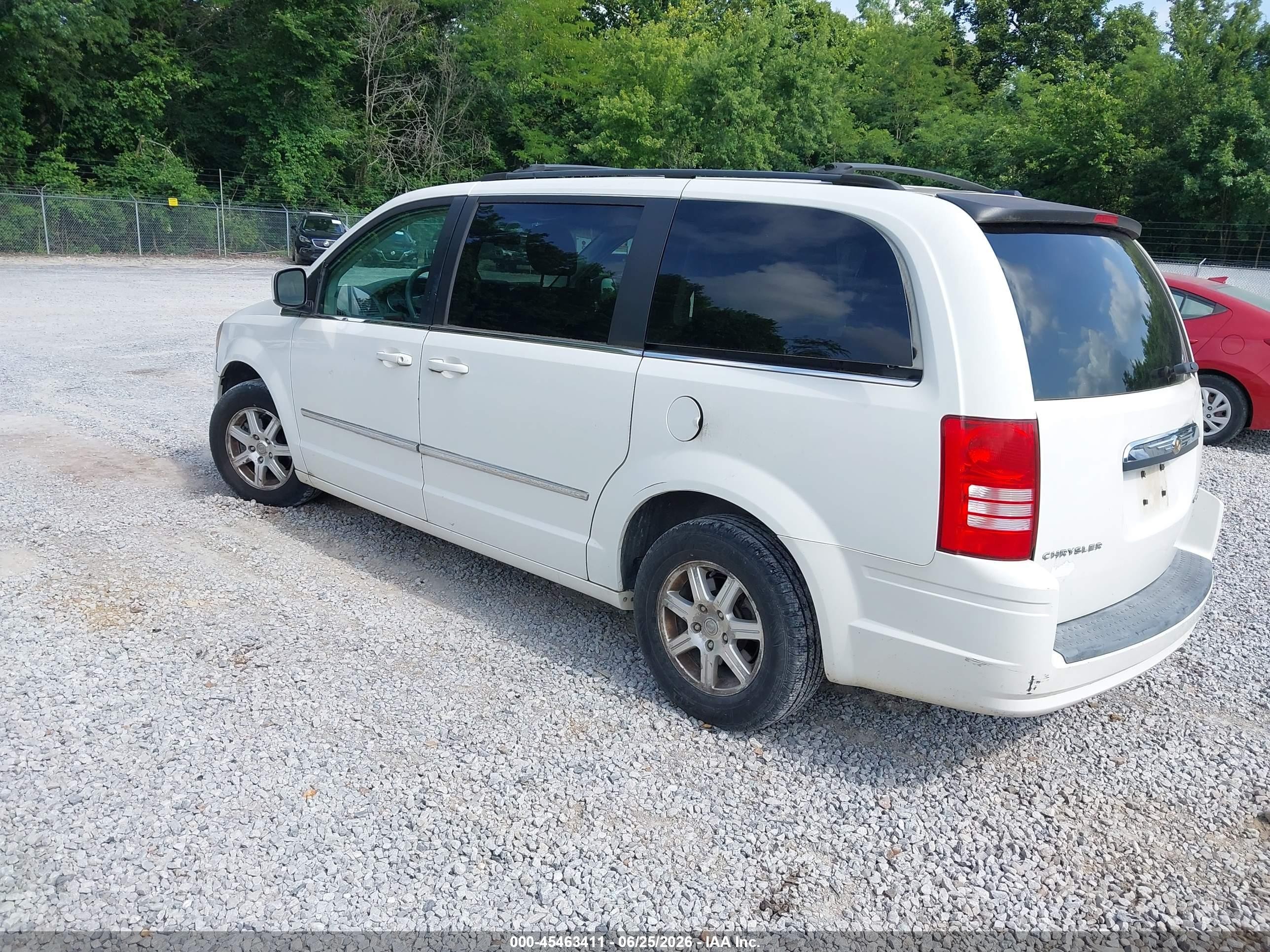 2009 Chrysler Town & Country Touring White vin: 2A8HR54109R609061