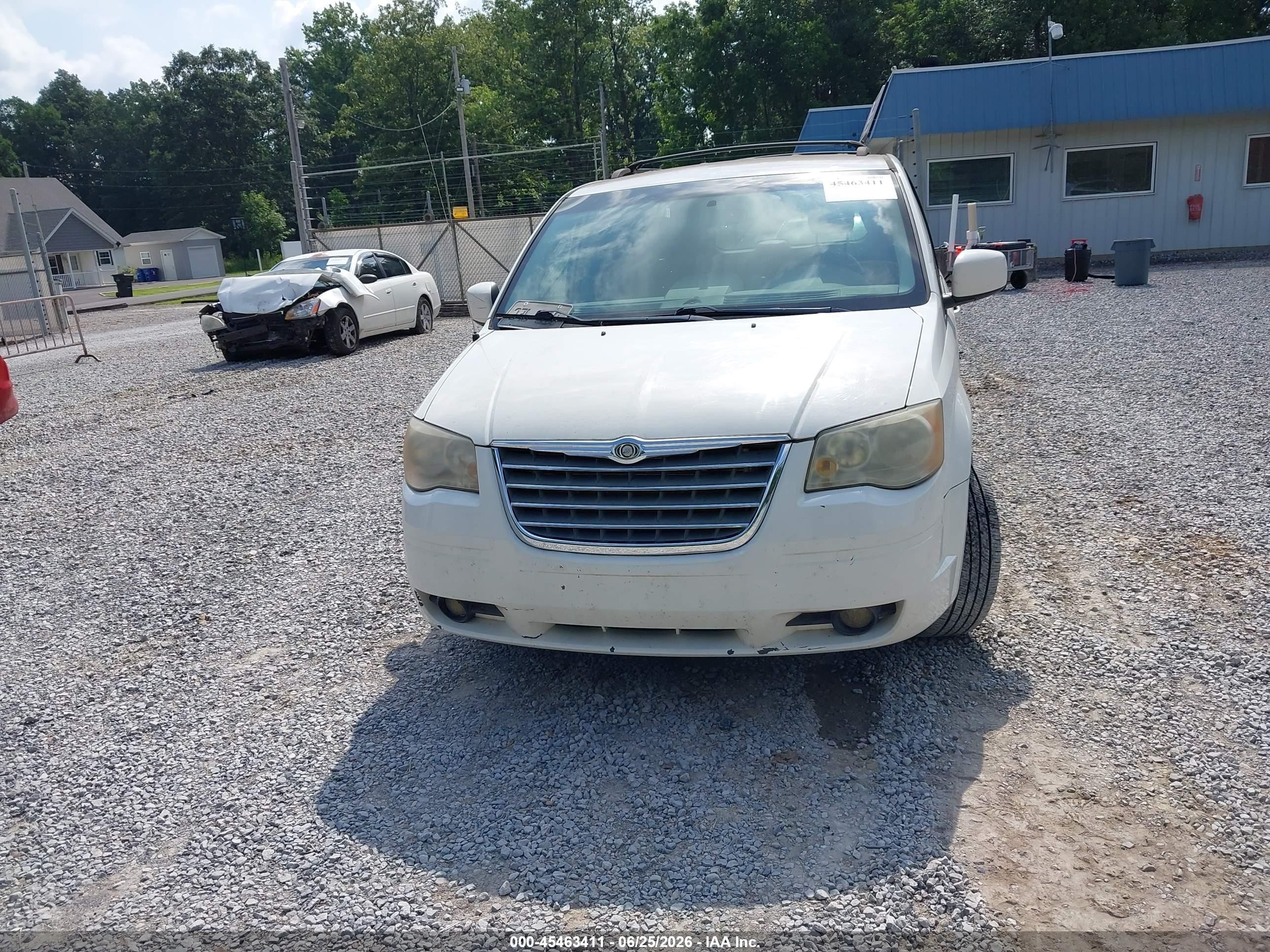 2009 Chrysler Town & Country Touring White vin: 2A8HR54109R609061