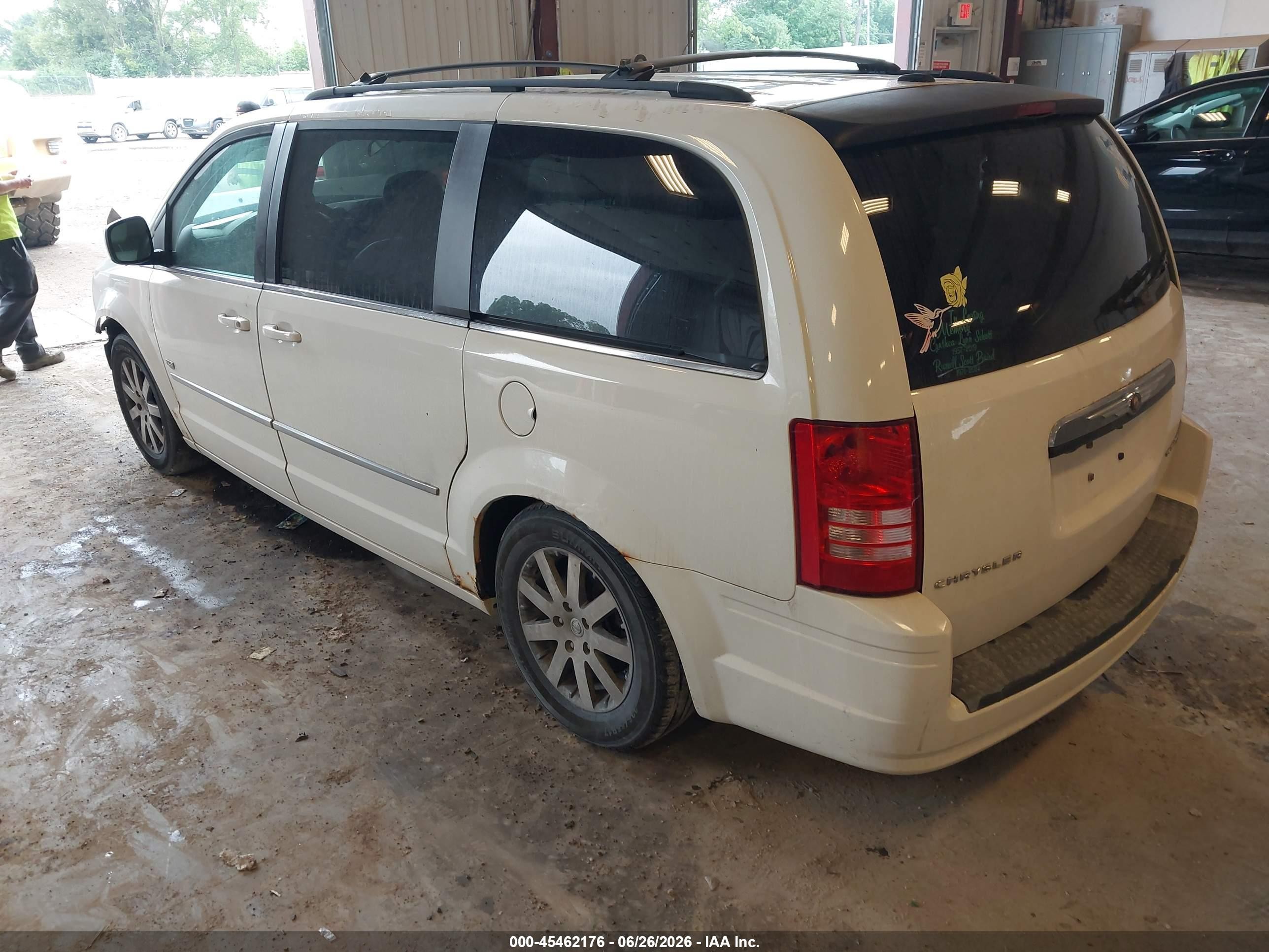 2009 Chrysler Town & Country Touring White vin: 2A8HR54109R674864