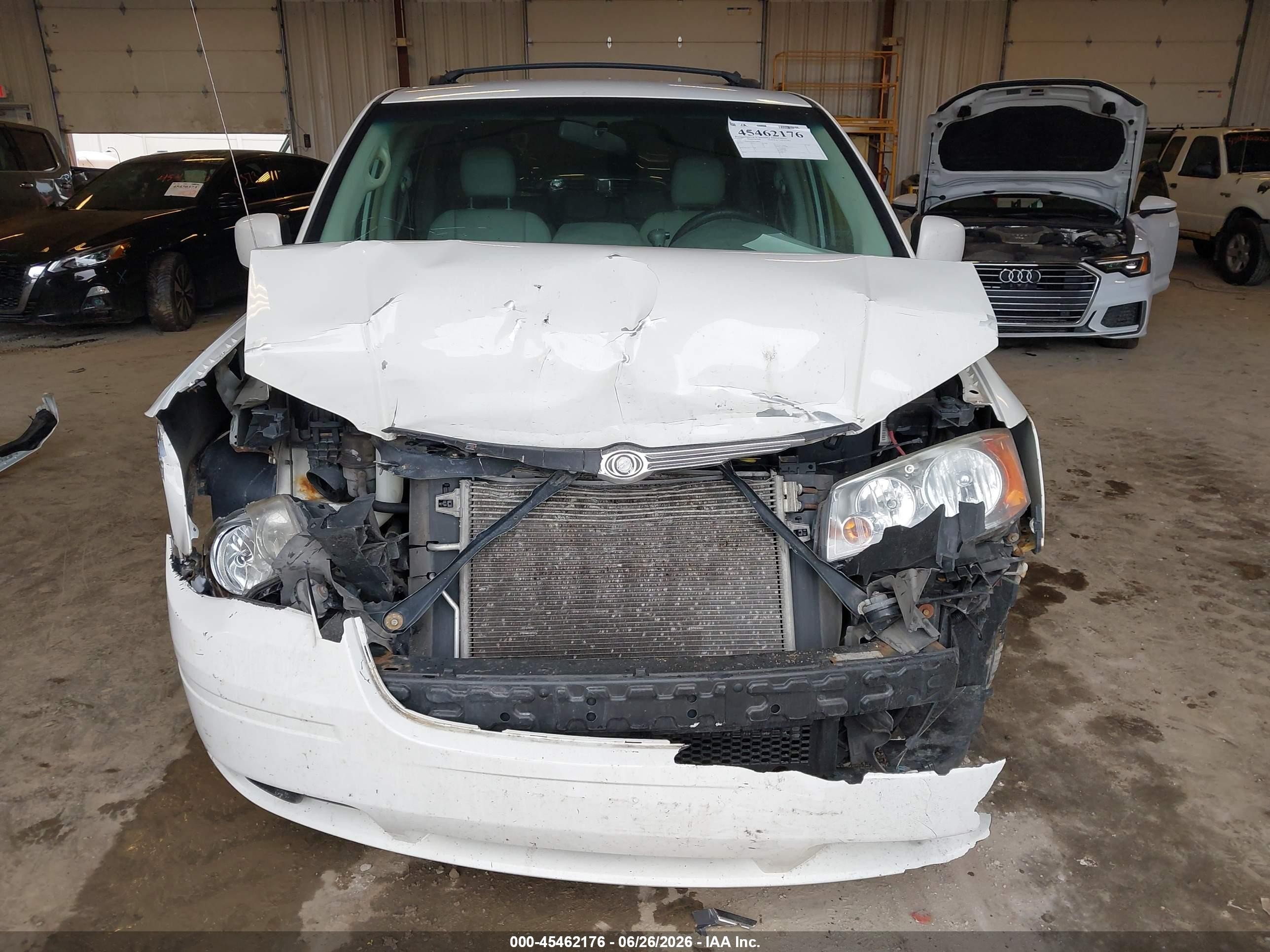 2009 Chrysler Town & Country Touring White vin: 2A8HR54109R674864