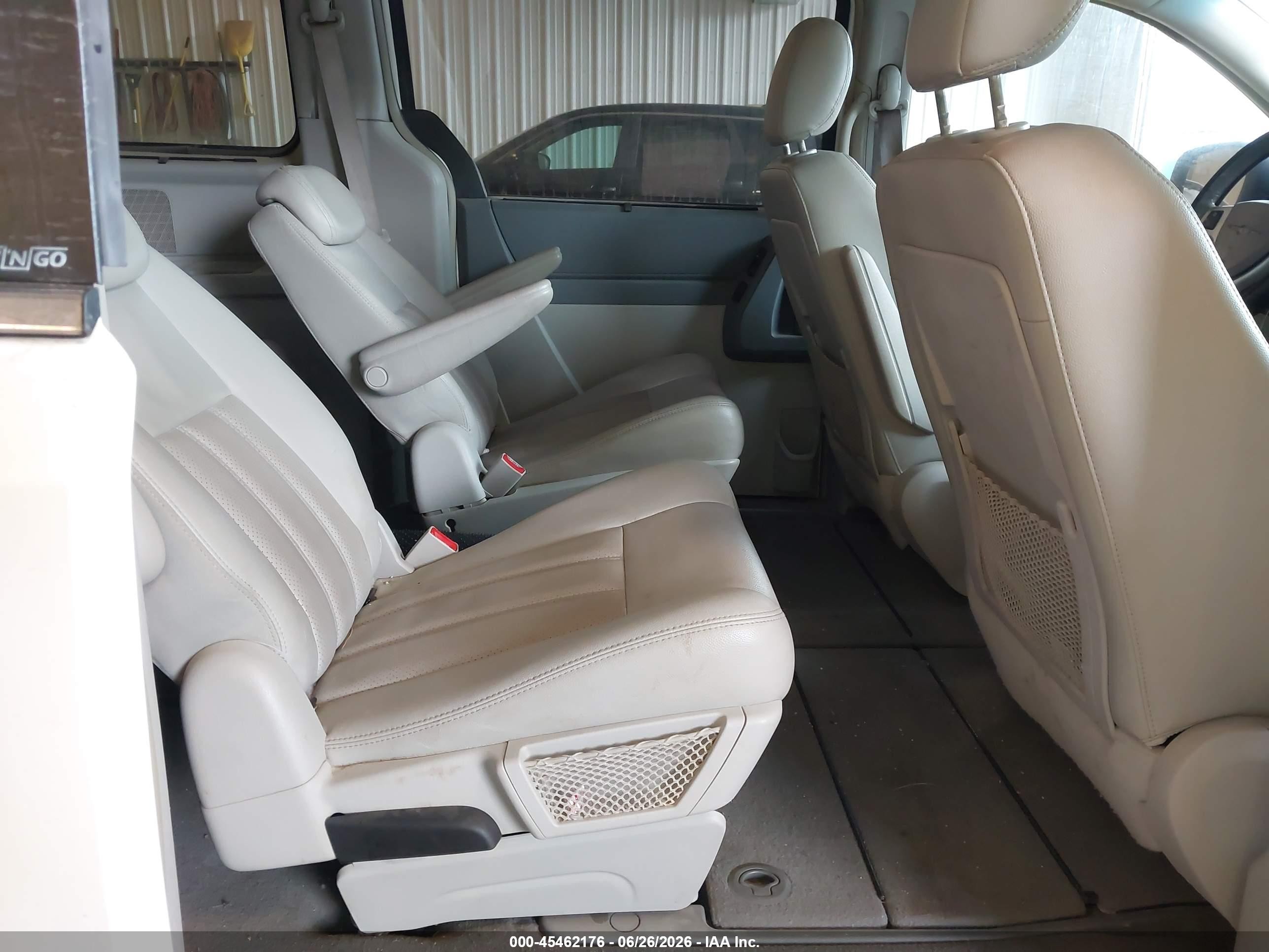 2009 Chrysler Town & Country Touring White vin: 2A8HR54109R674864