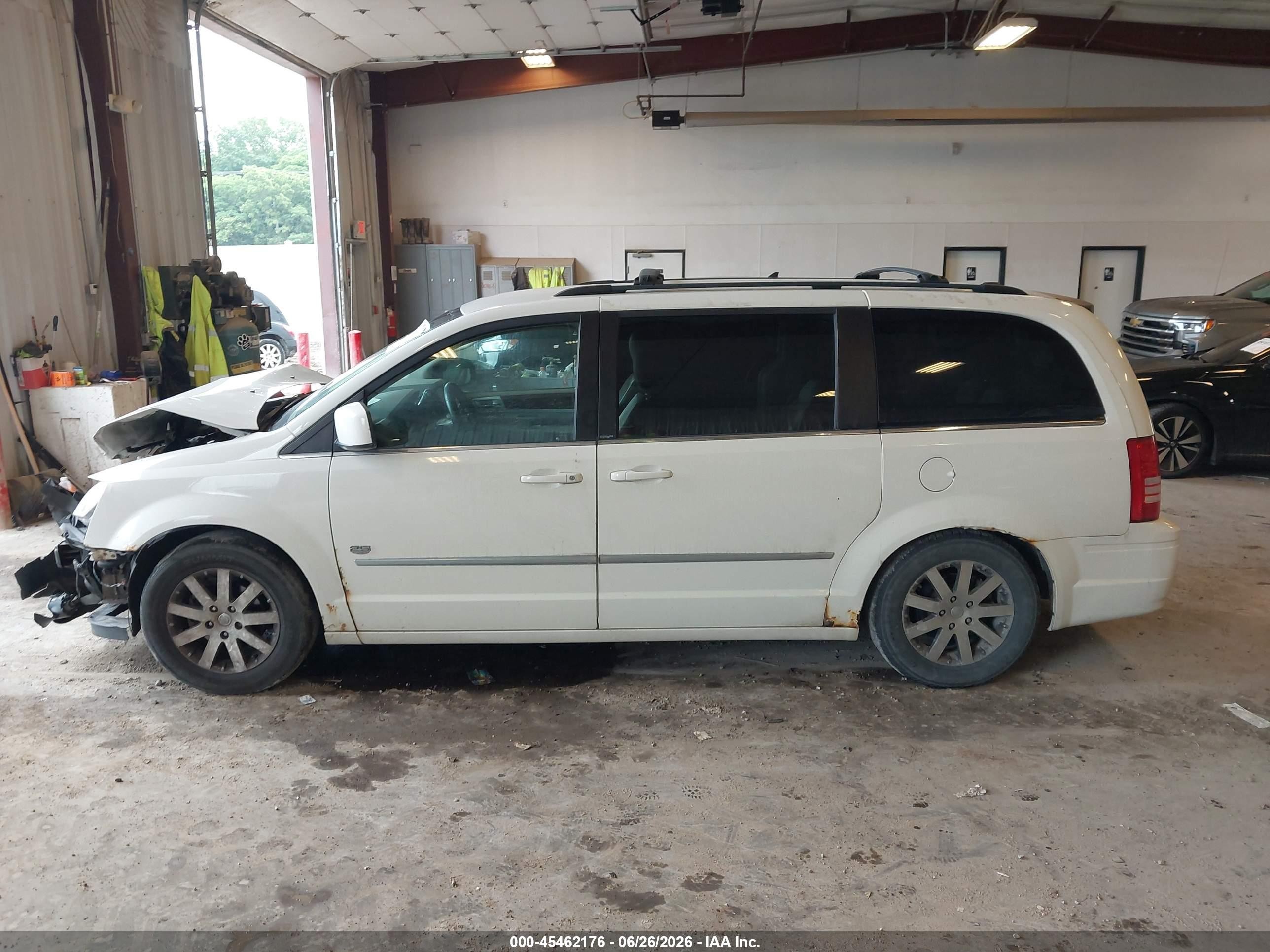 2009 Chrysler Town & Country Touring Белый vin: 2A8HR54109R674864