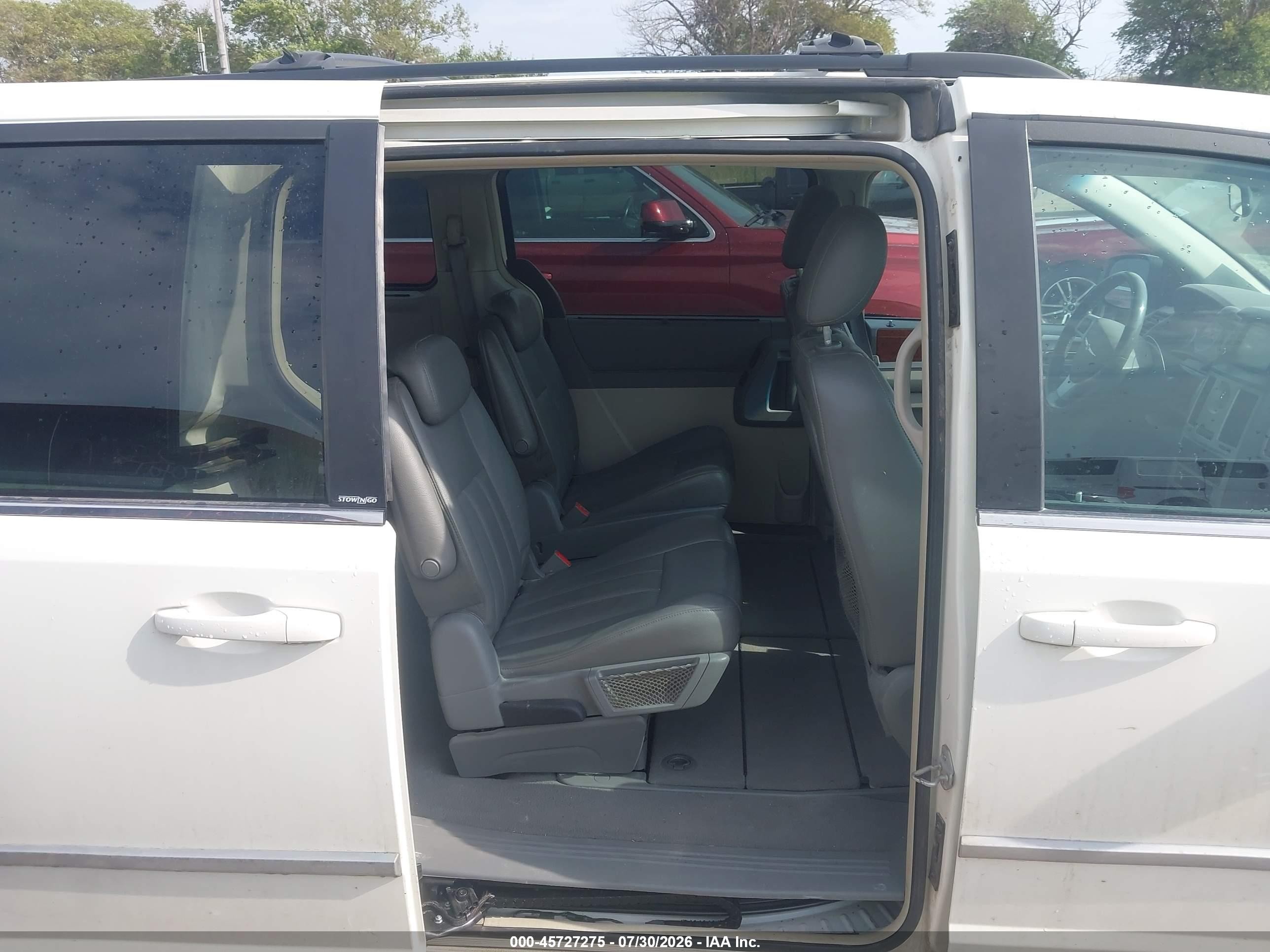 2009 Chrysler Town & Country Touring White vin: 2A8HR54119R555303