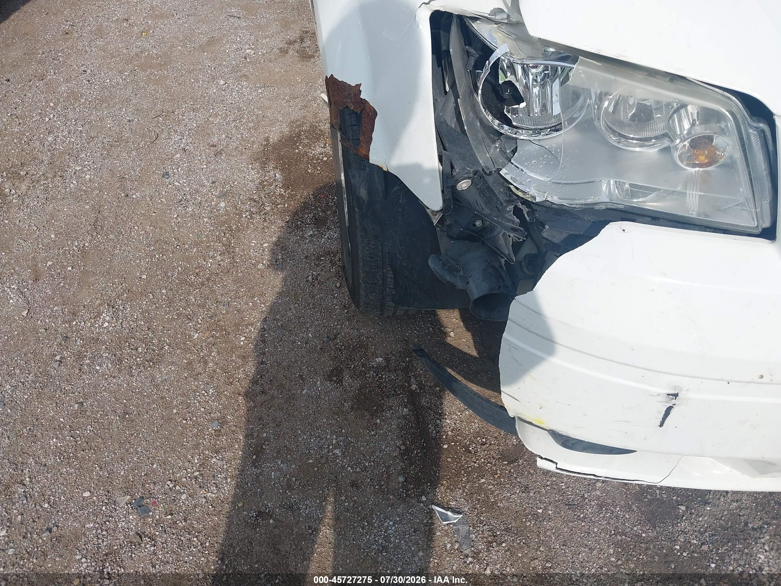 2009 Chrysler Town & Country Touring White vin: 2A8HR54119R555303