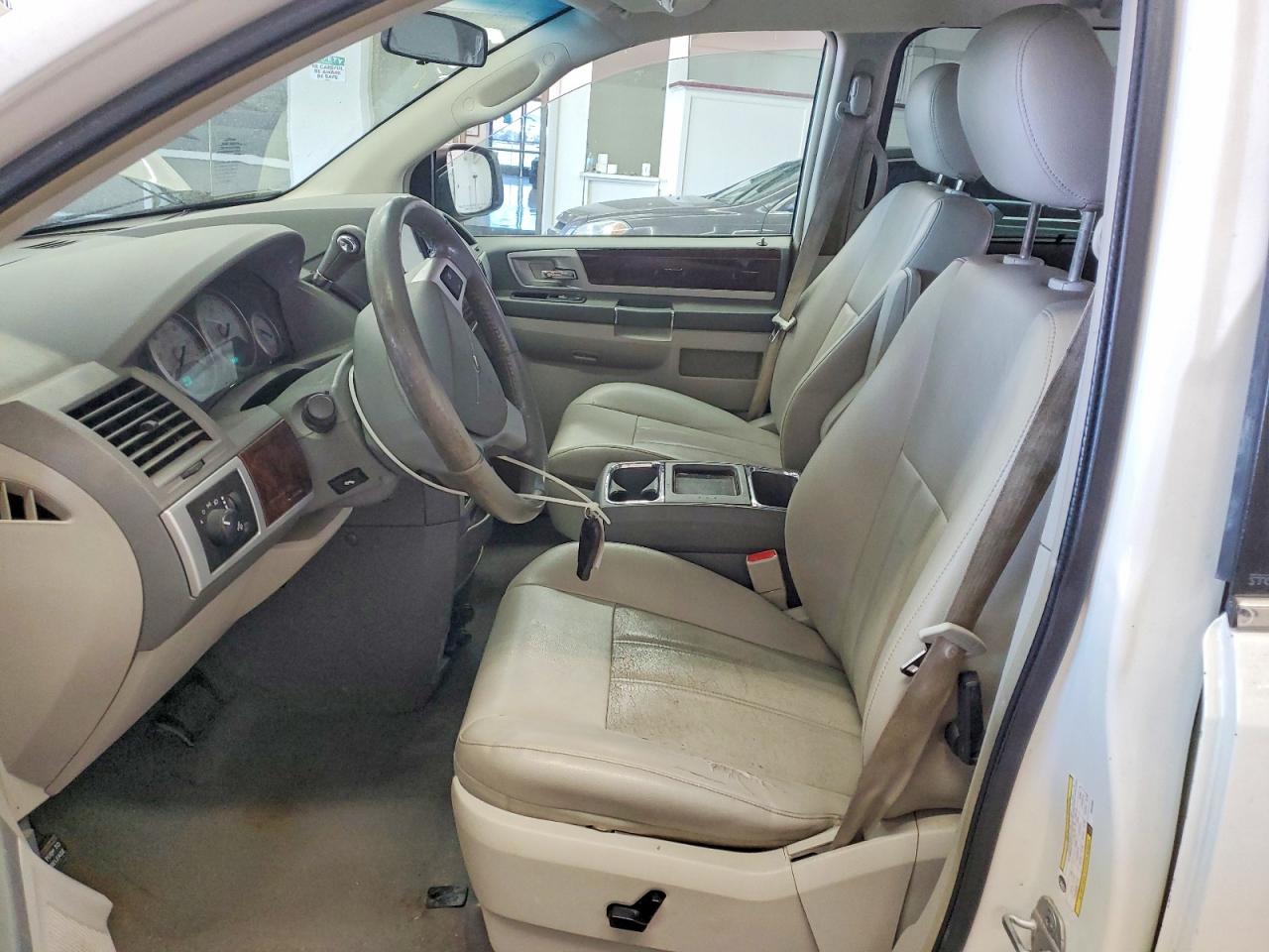 2009 Chrysler Town & Country Touring White vin: 2A8HR54119R640688