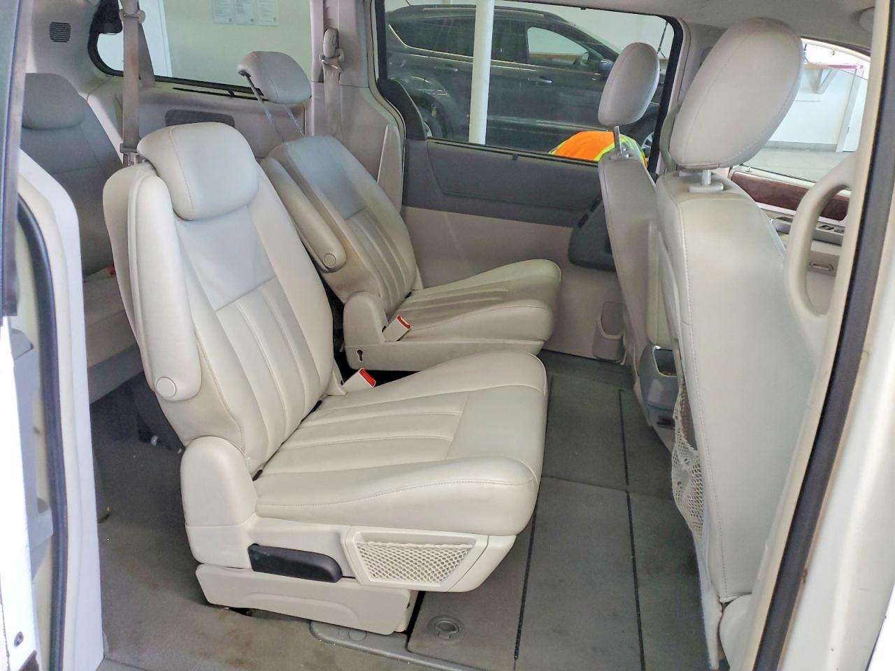 2009 Chrysler Town & Country Touring White vin: 2A8HR54119R640688
