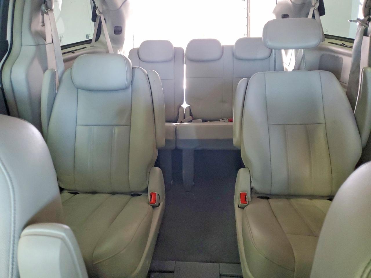 2009 Chrysler Town & Country Touring White vin: 2A8HR54119R640688