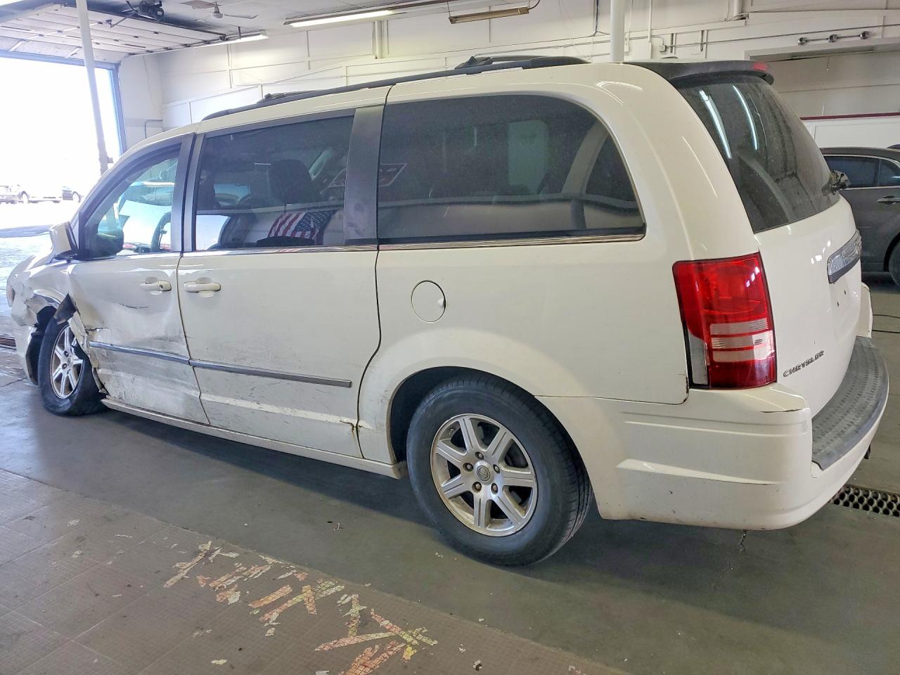 2009 Chrysler Town & Country Touring White vin: 2A8HR54119R640688