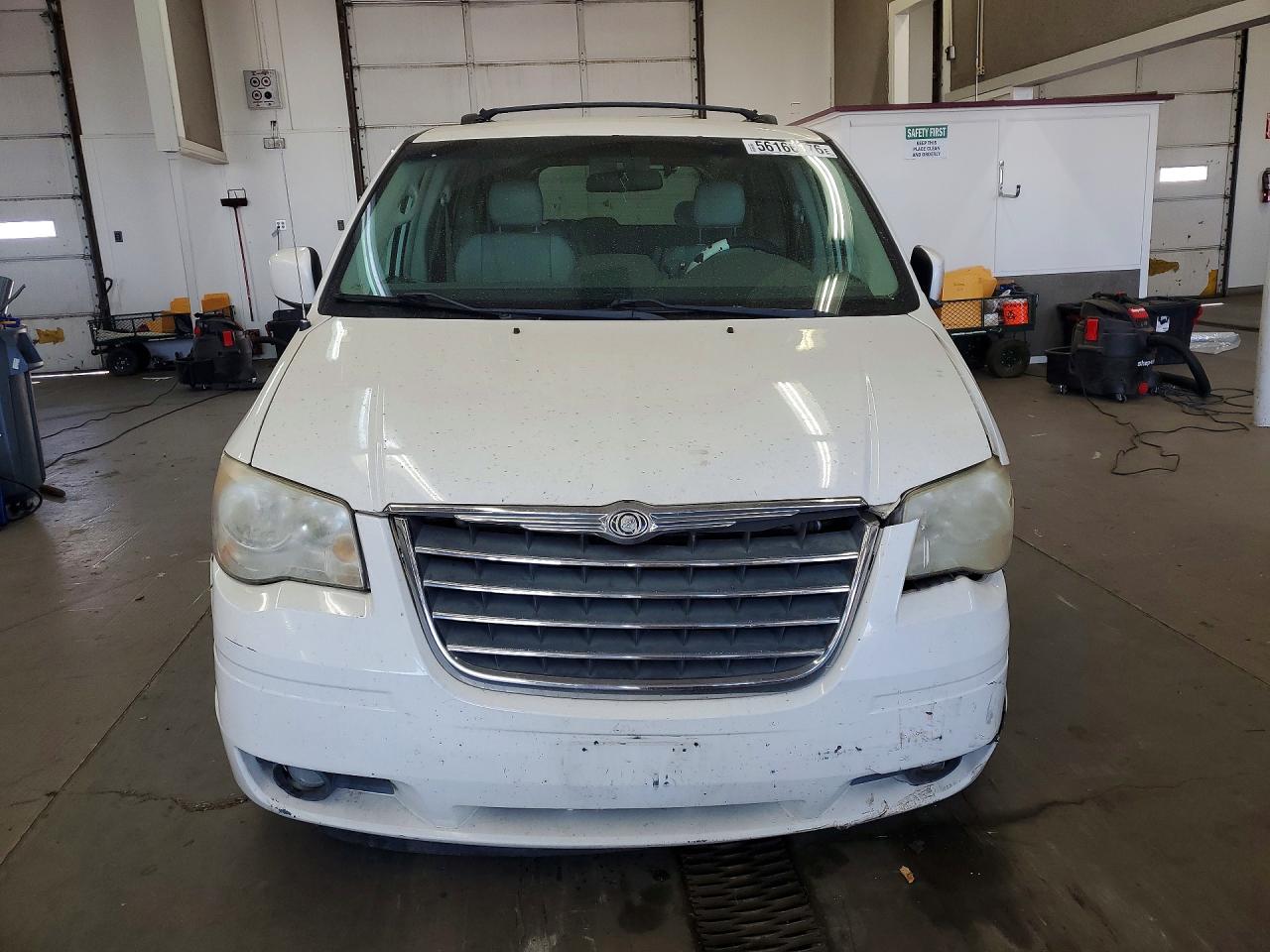 2009 Chrysler Town & Country Touring White vin: 2A8HR54119R640688