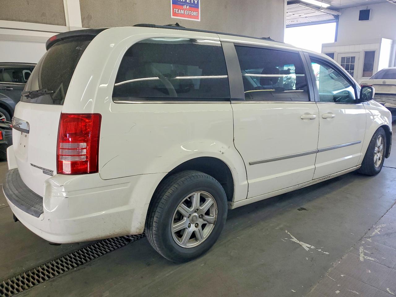 2009 Chrysler Town & Country Touring White vin: 2A8HR54119R640688