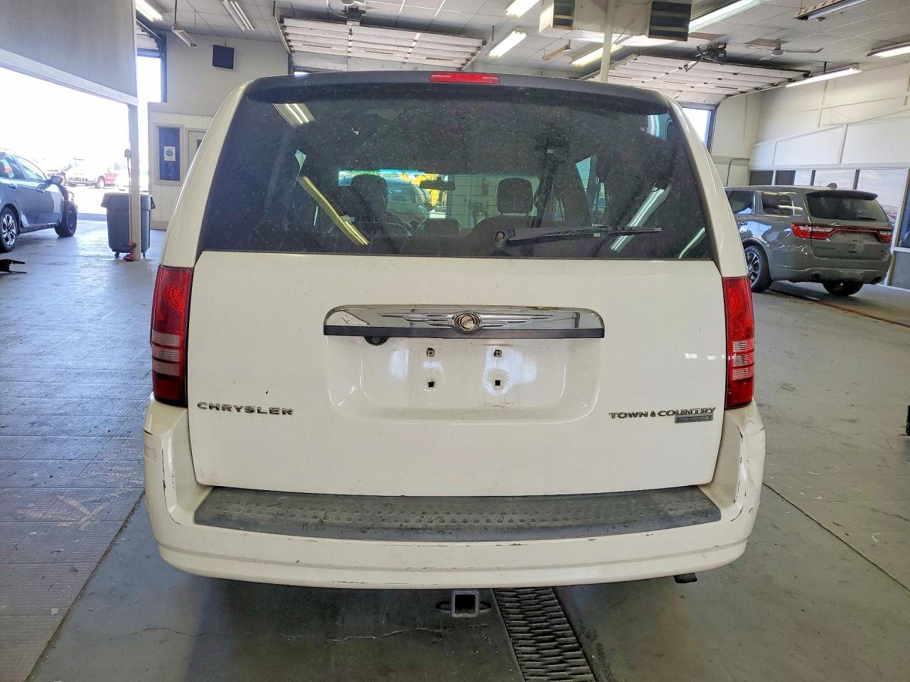 2009 Chrysler Town & Country Touring White vin: 2A8HR54119R640688