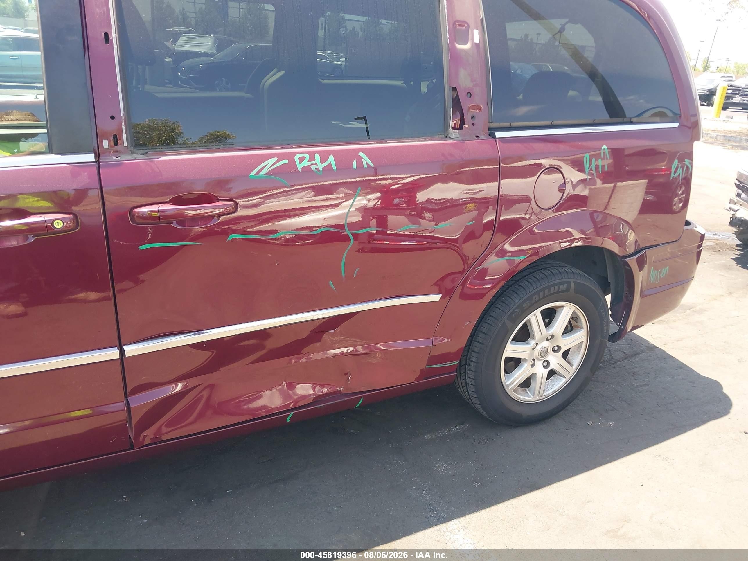2009 Chrysler Town & Country Touring Burgundy vin: 2A8HR54129R522410
