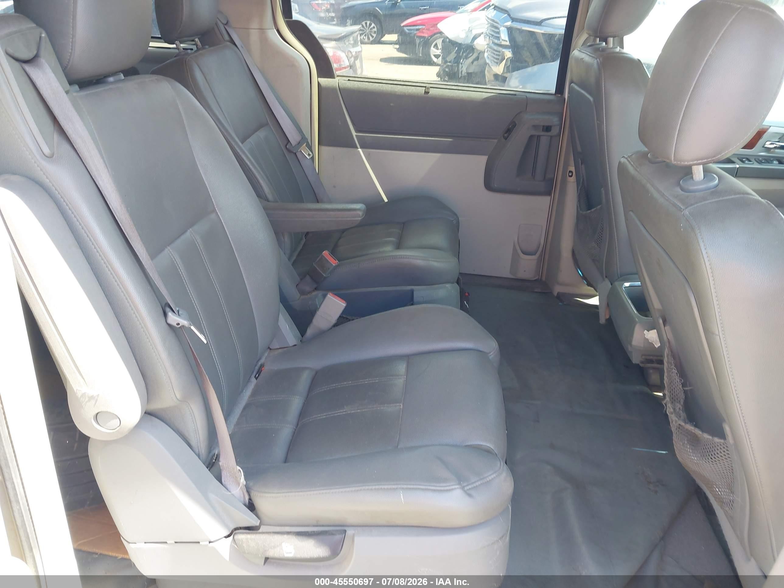 2009 Chrysler Town & Country Touring Silver vin: 2A8HR54129R528000