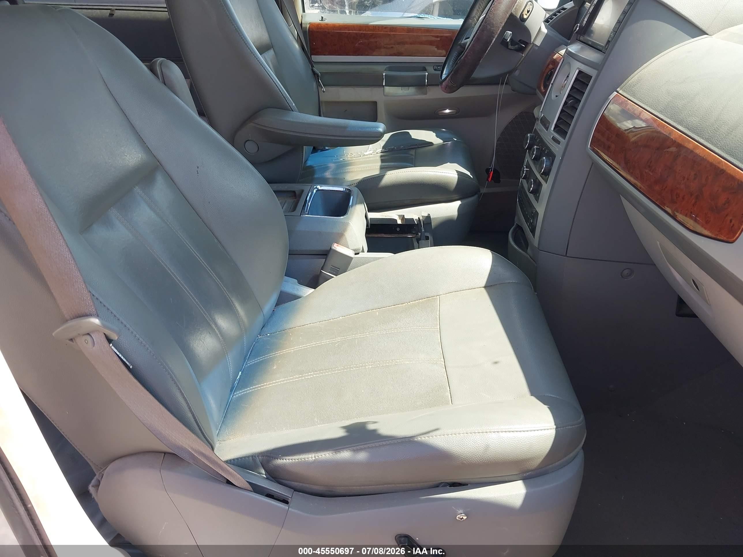 2009 Chrysler Town & Country Touring Silver vin: 2A8HR54129R528000