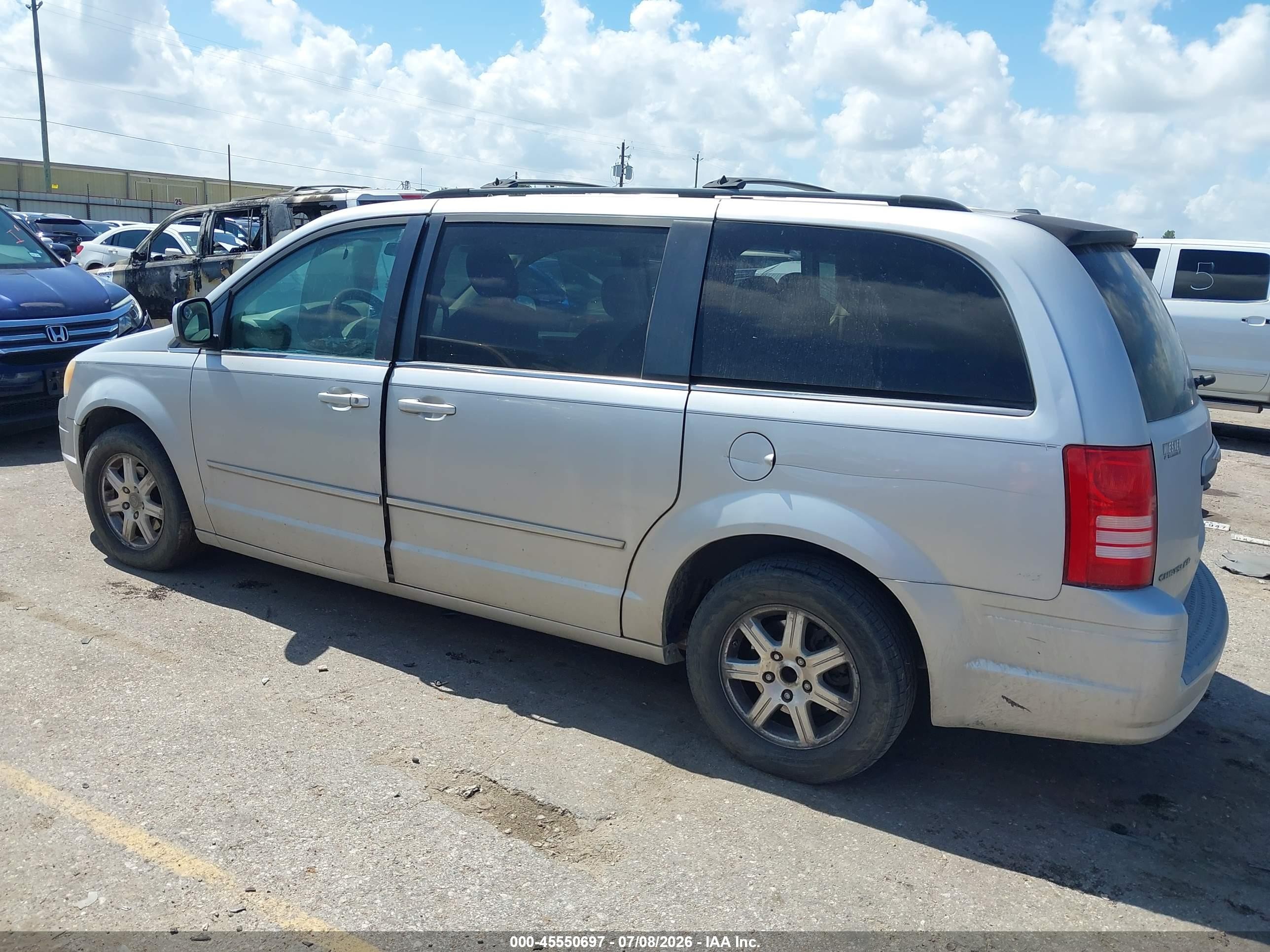 2009 Chrysler Town & Country Touring Silver vin: 2A8HR54129R528000