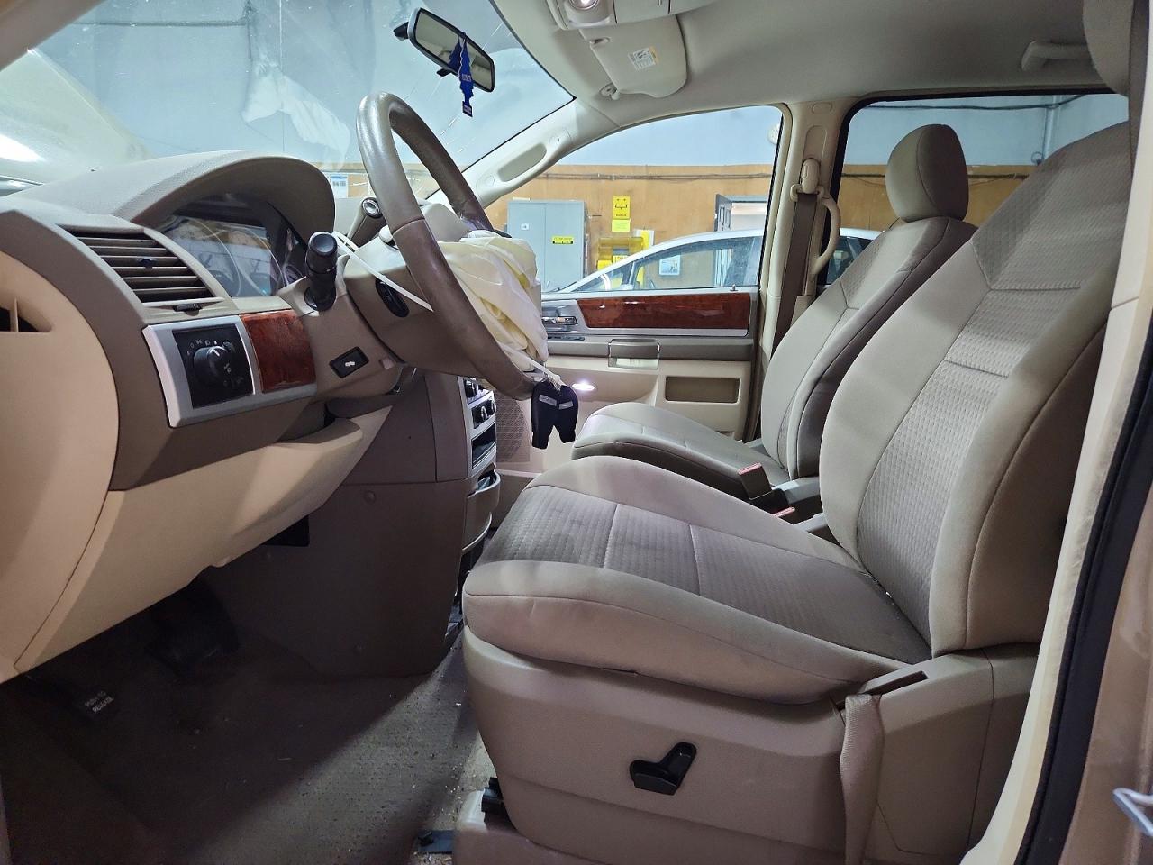 2009 Chrysler Town & Country Touring Tan vin: 2A8HR54139R562592