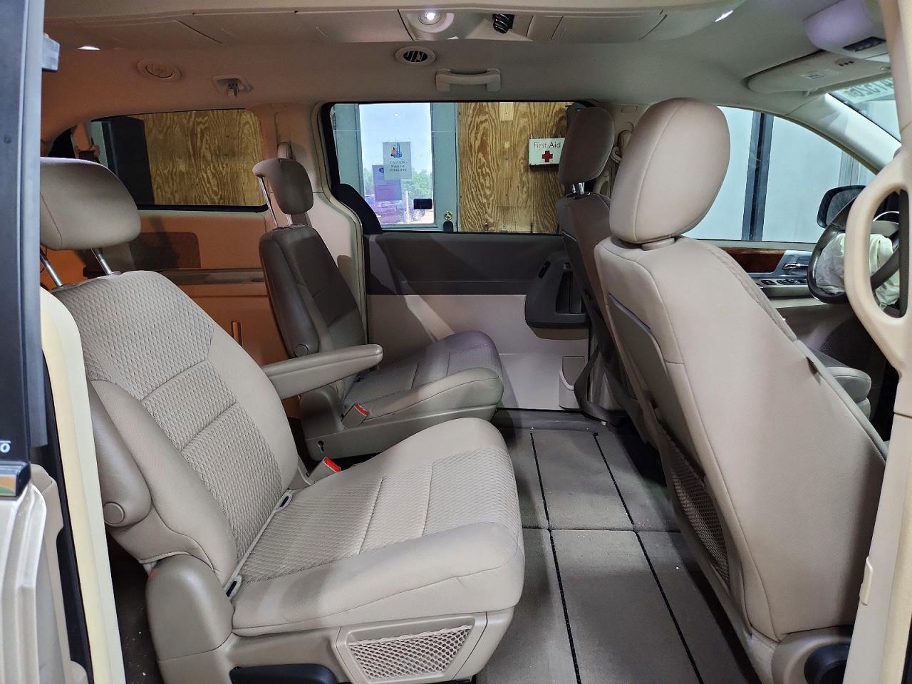 2009 Chrysler Town & Country Touring Tan vin: 2A8HR54139R562592