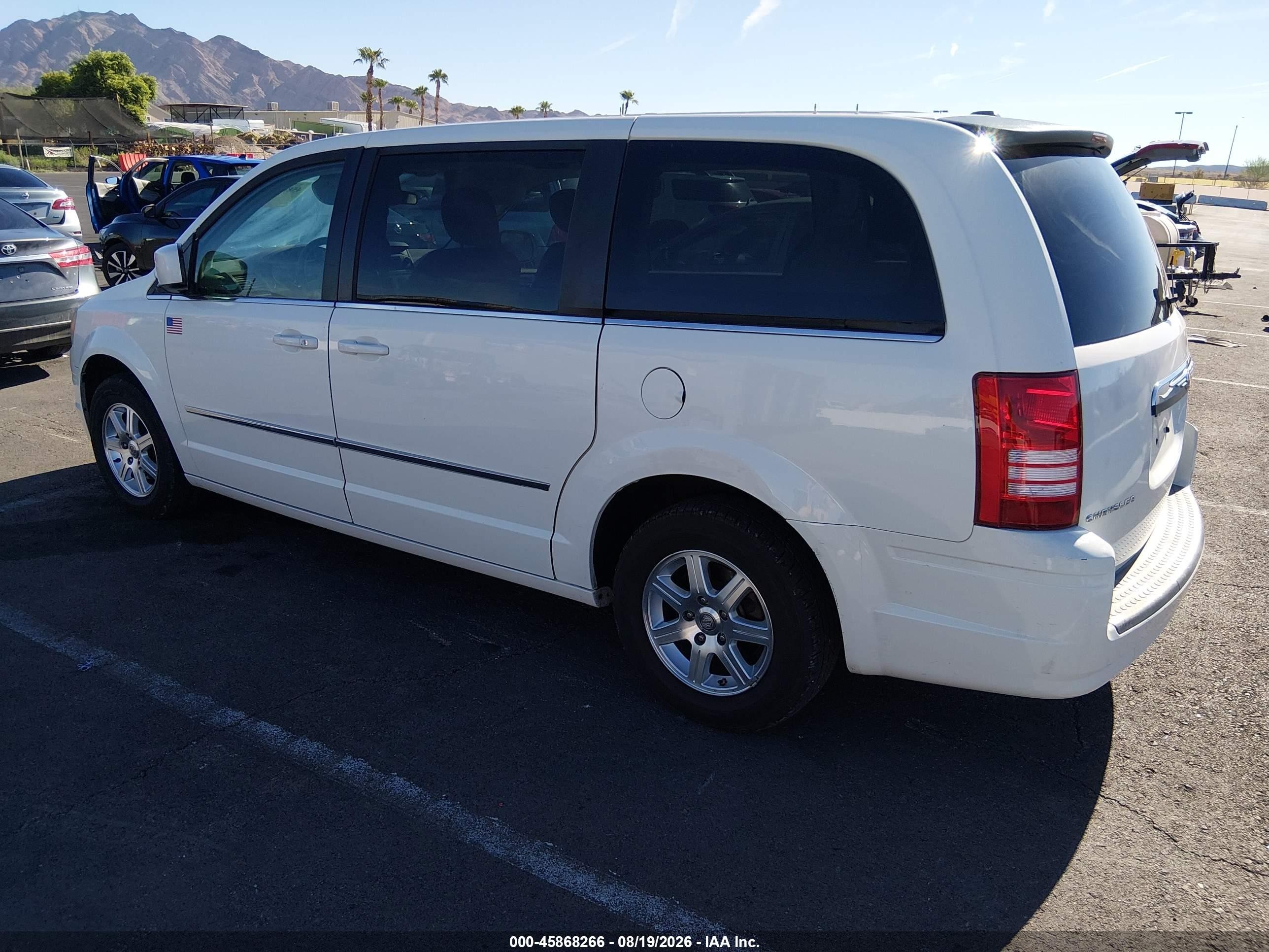 2009 Chrysler Town & Country Touring White vin: 2A8HR54149R683809