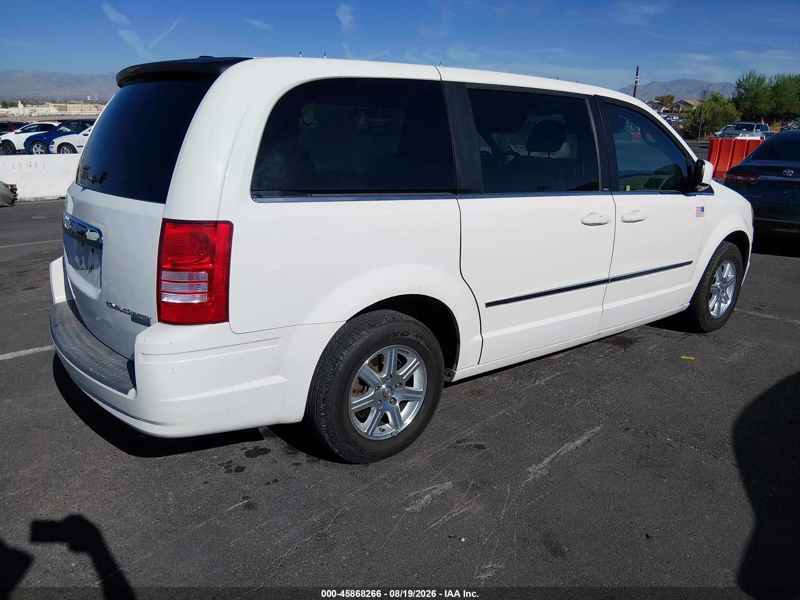 2009 Chrysler Town & Country Touring White vin: 2A8HR54149R683809
