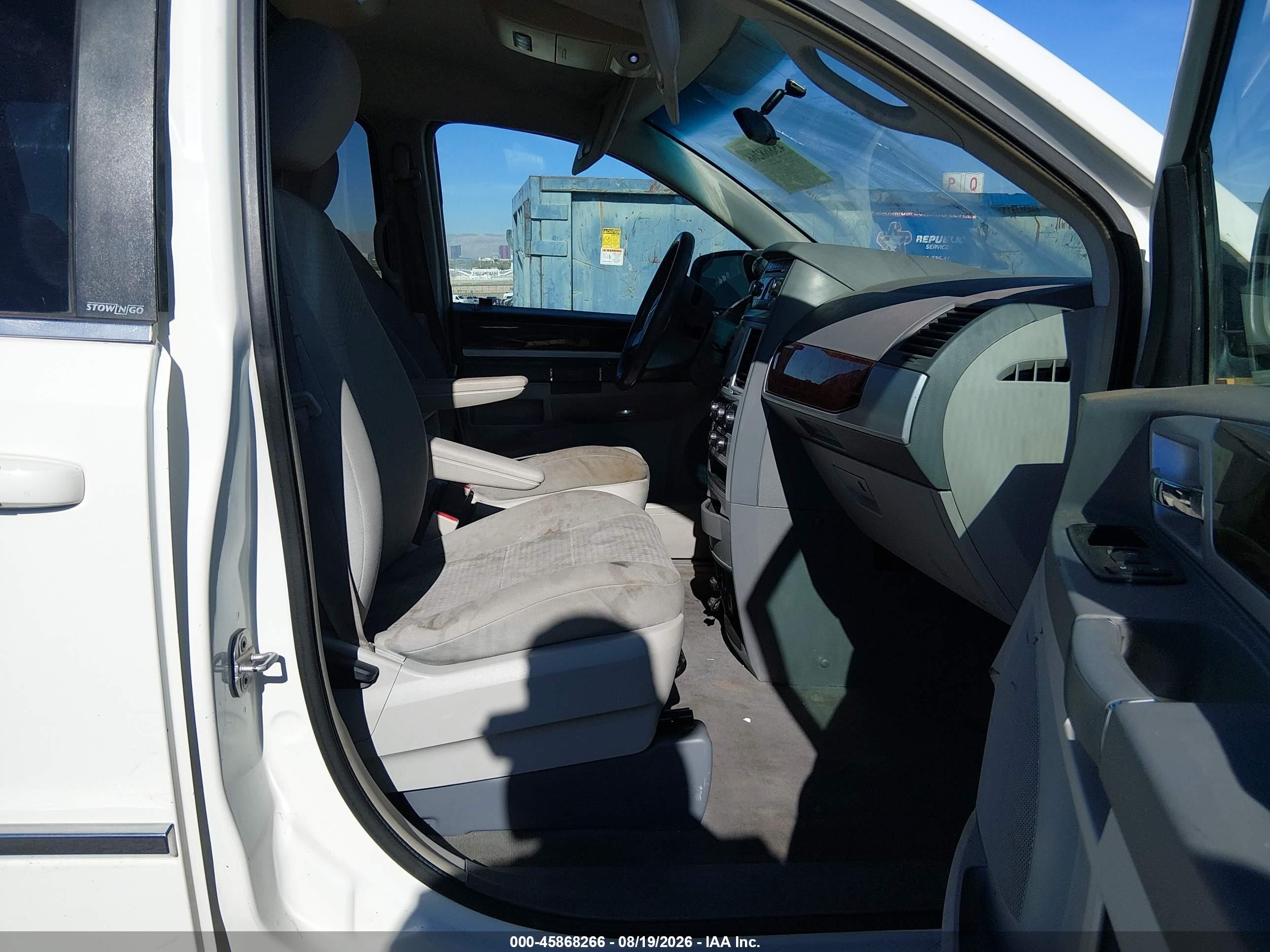 2009 Chrysler Town & Country Touring White vin: 2A8HR54149R683809
