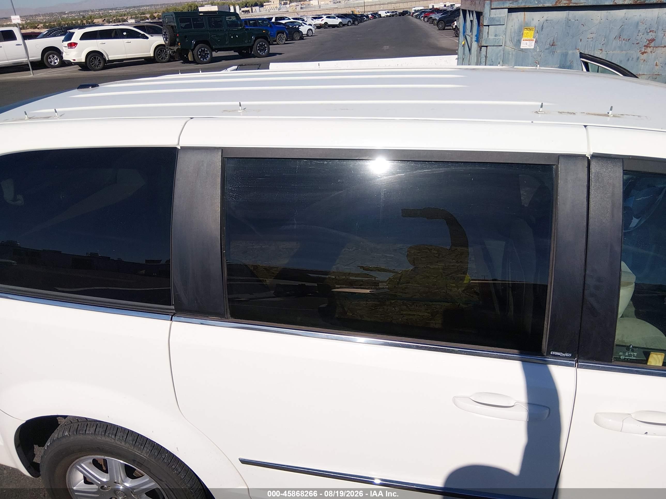 2009 Chrysler Town & Country Touring White vin: 2A8HR54149R683809