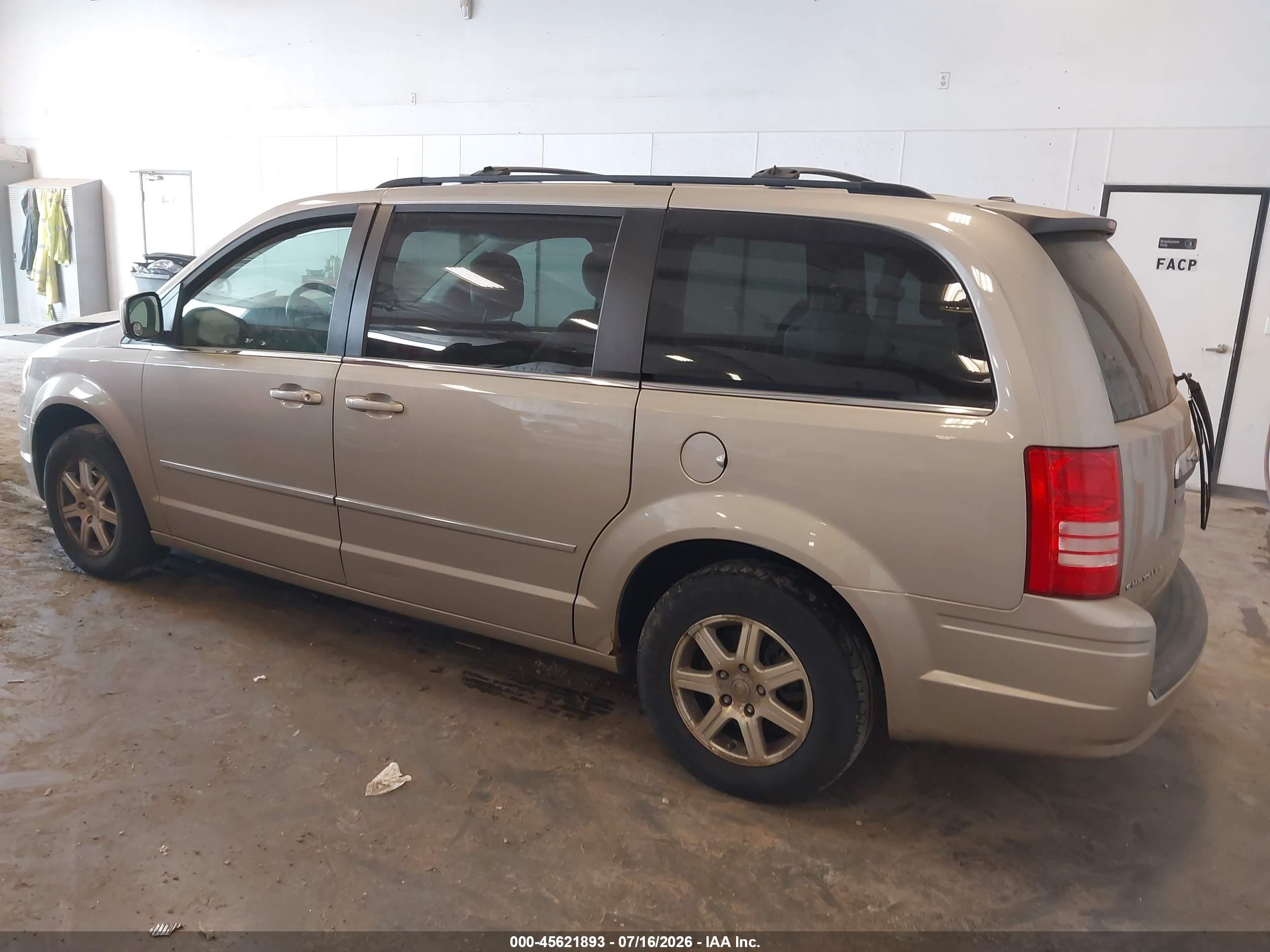 2009 Chrysler Town & Country Touring Желто-коричневый vin: 2A8HR54179R509457
