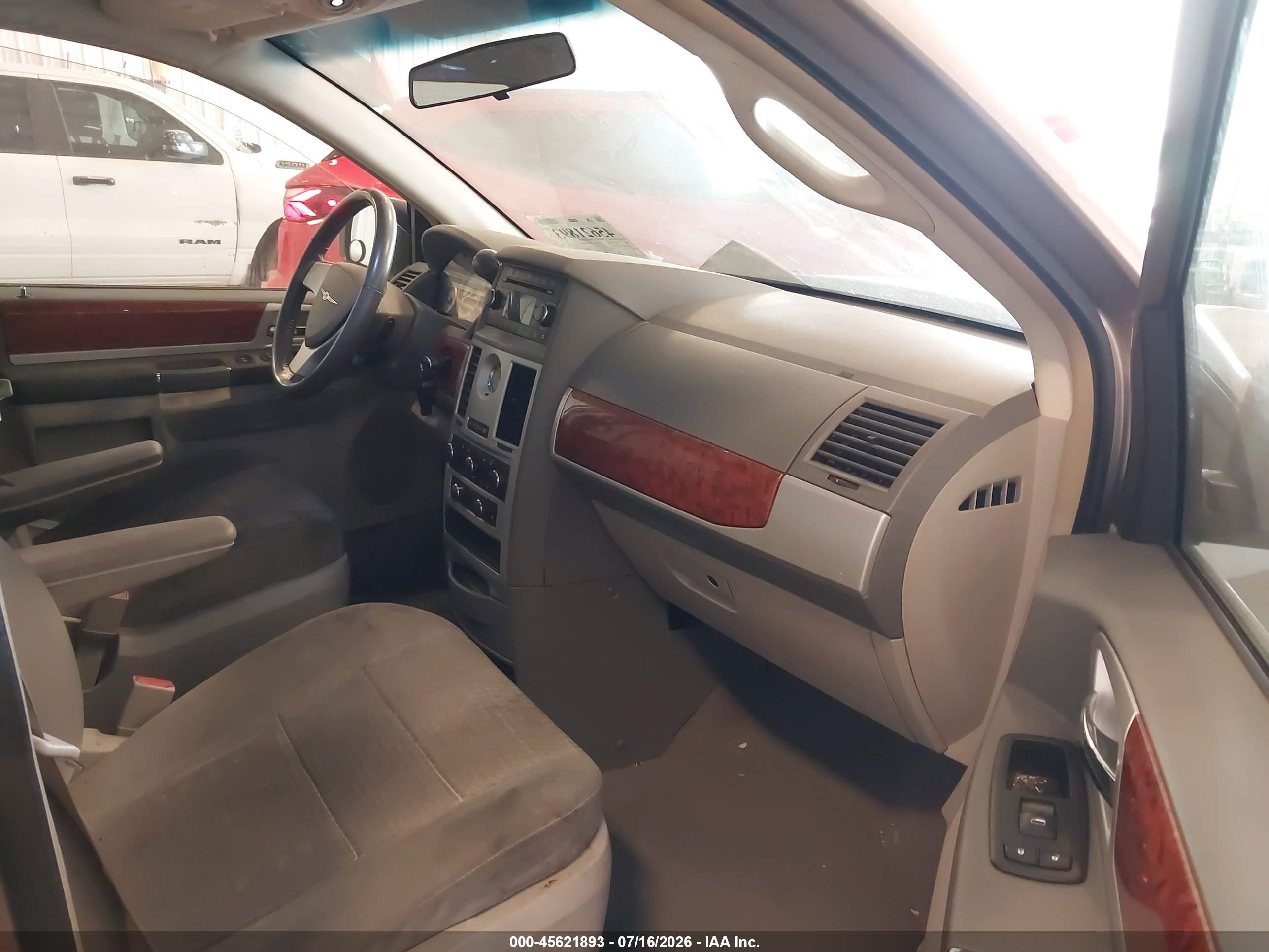 2009 Chrysler Town & Country Touring Желто-коричневый vin: 2A8HR54179R509457