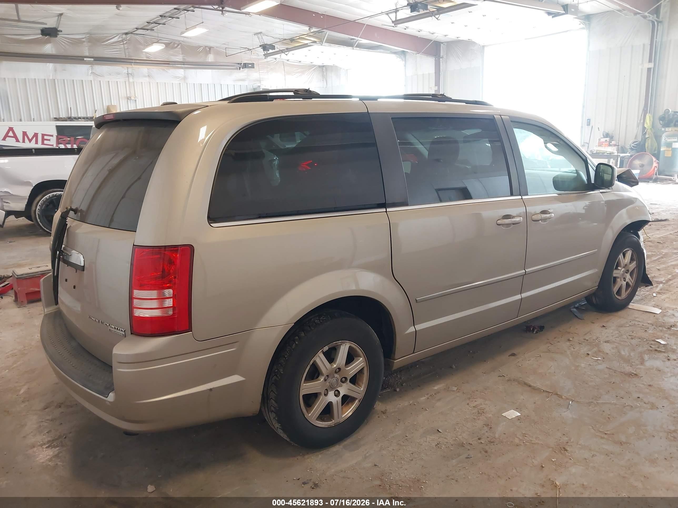 2009 Chrysler Town & Country Touring Желто-коричневый vin: 2A8HR54179R509457