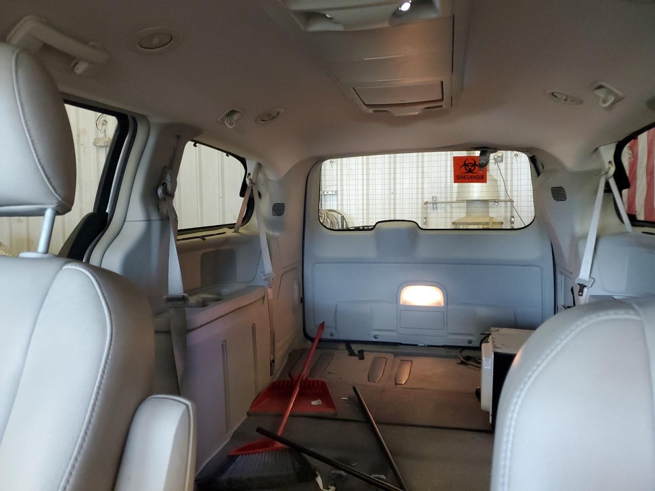 2009 Chrysler Town & Country Touring Серебряный vin: 2A8HR54179R525495