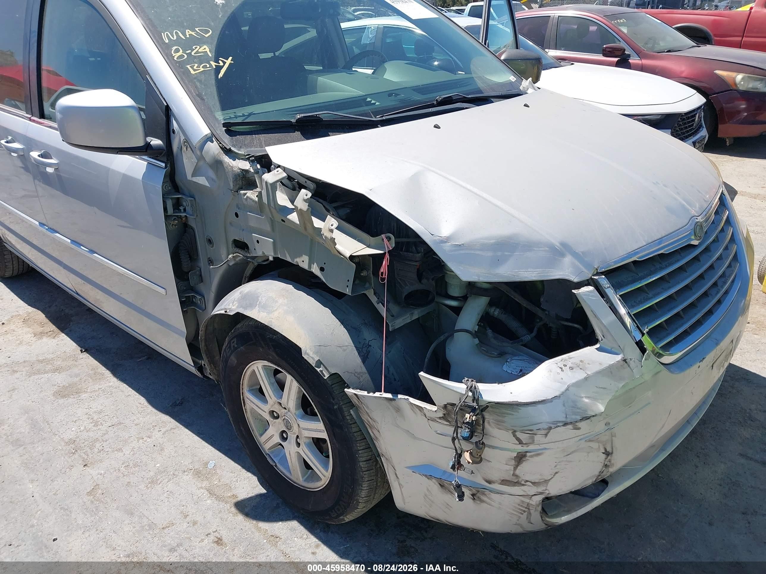 2009 Chrysler Town & Country Touring Silver vin: 2A8HR54179R533970